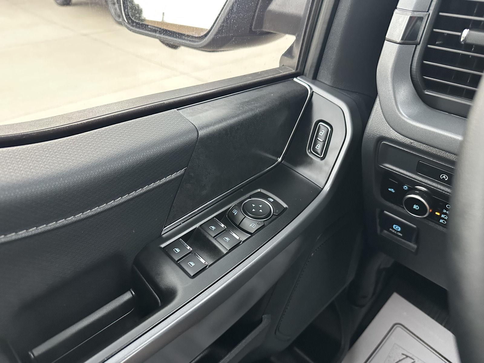 Vehicle photo 33