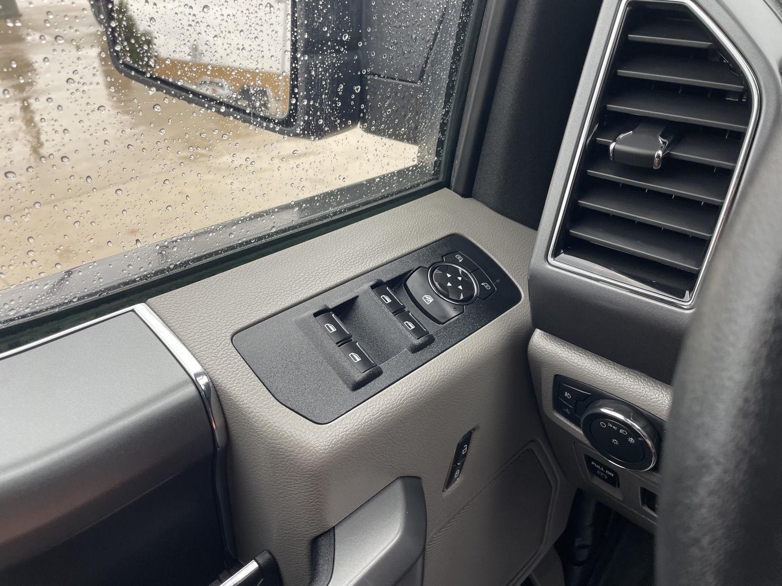 Vehicle photo 29