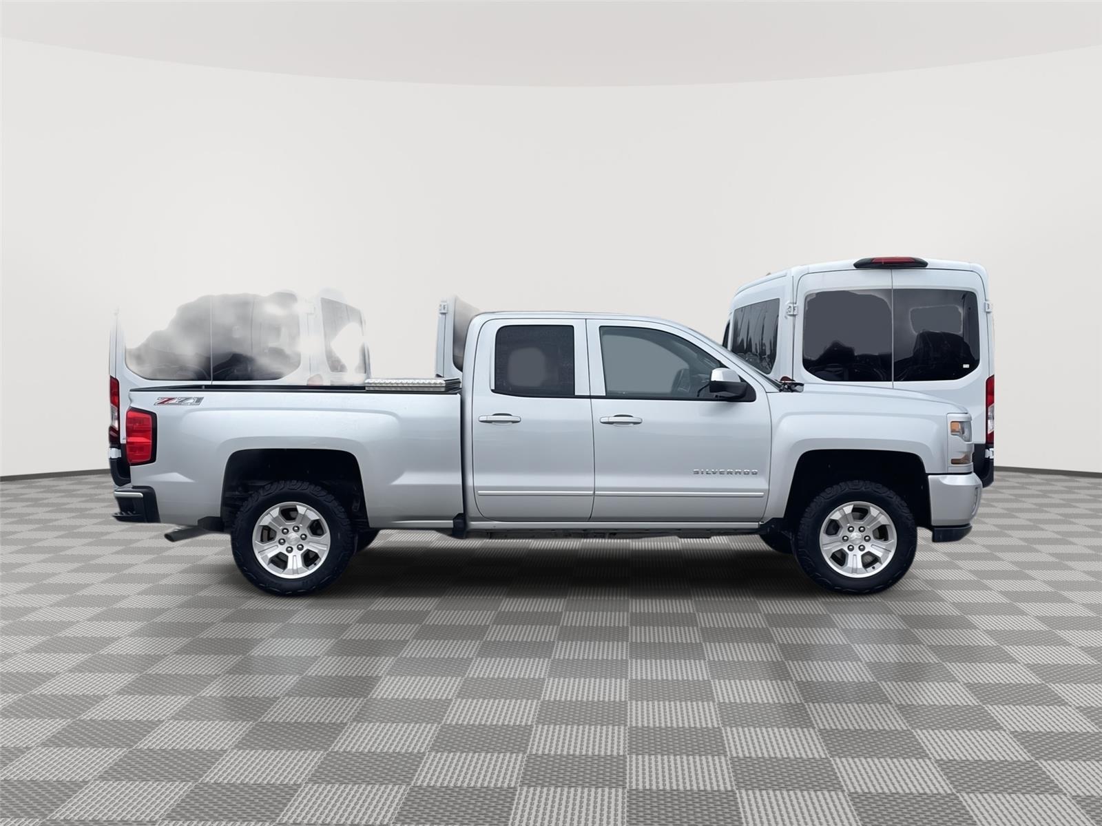 Vehicle photo 6