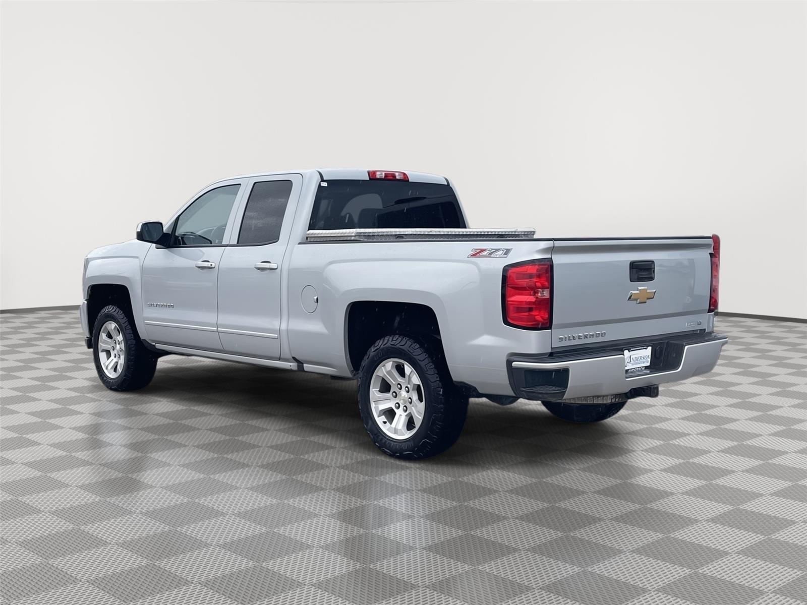 Vehicle photo 9