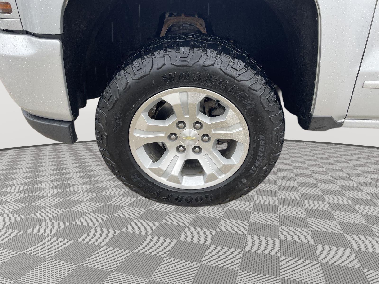 Vehicle photo 10