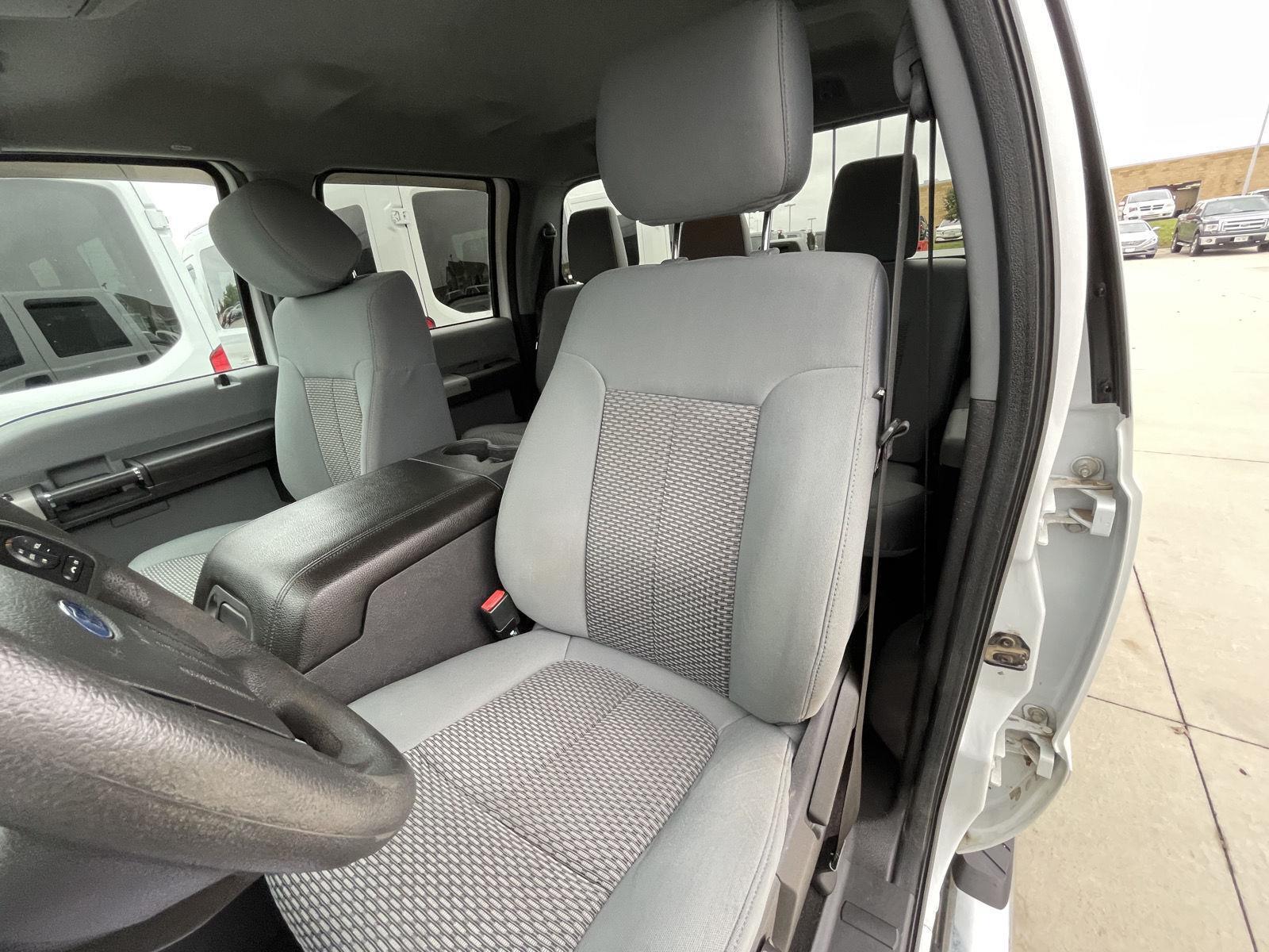 Vehicle photo 17