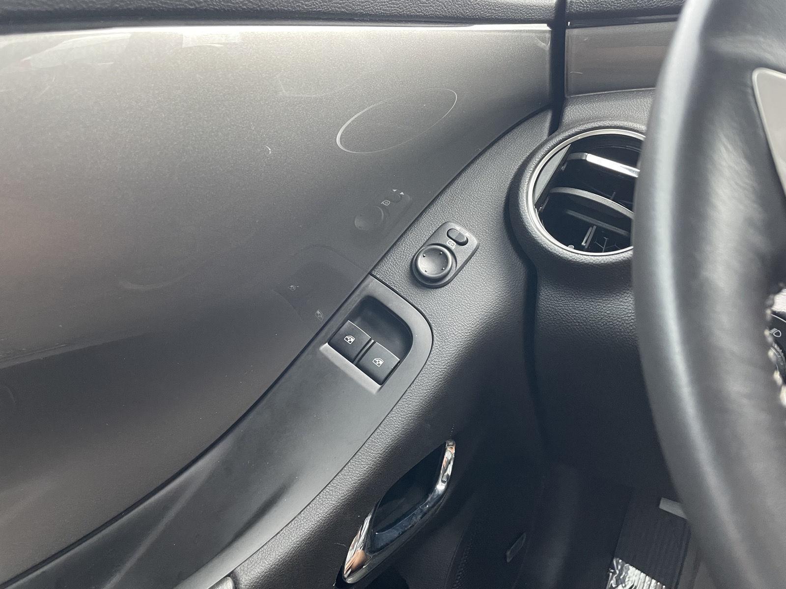 Vehicle photo 26