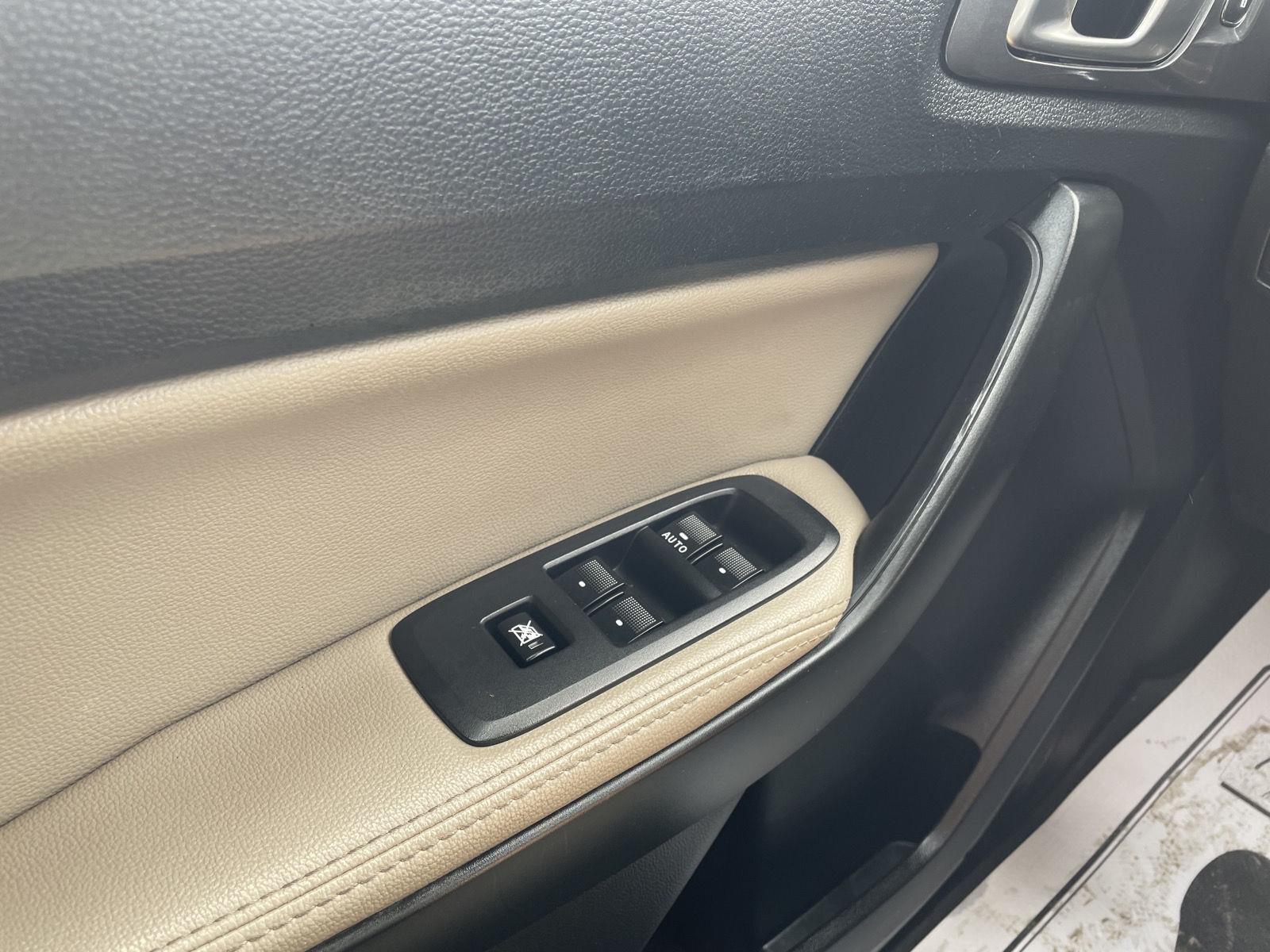 Vehicle photo 29