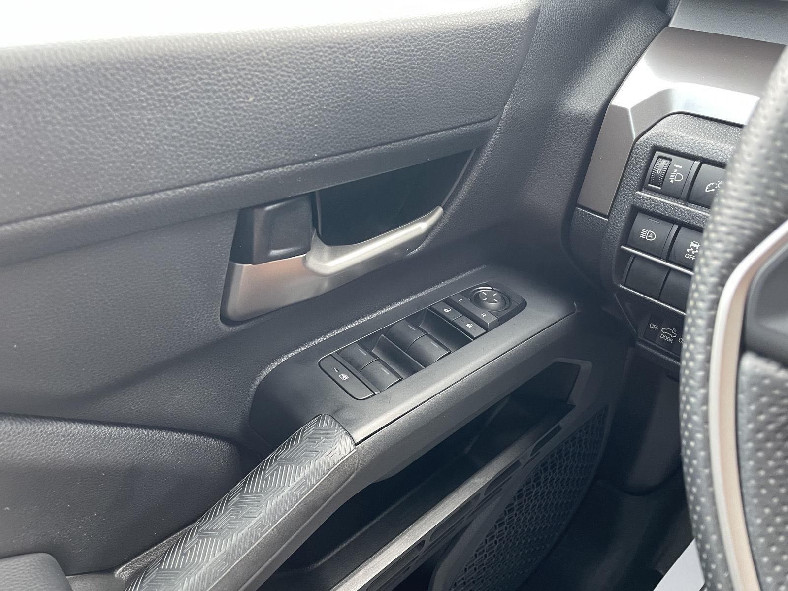 Vehicle photo 28