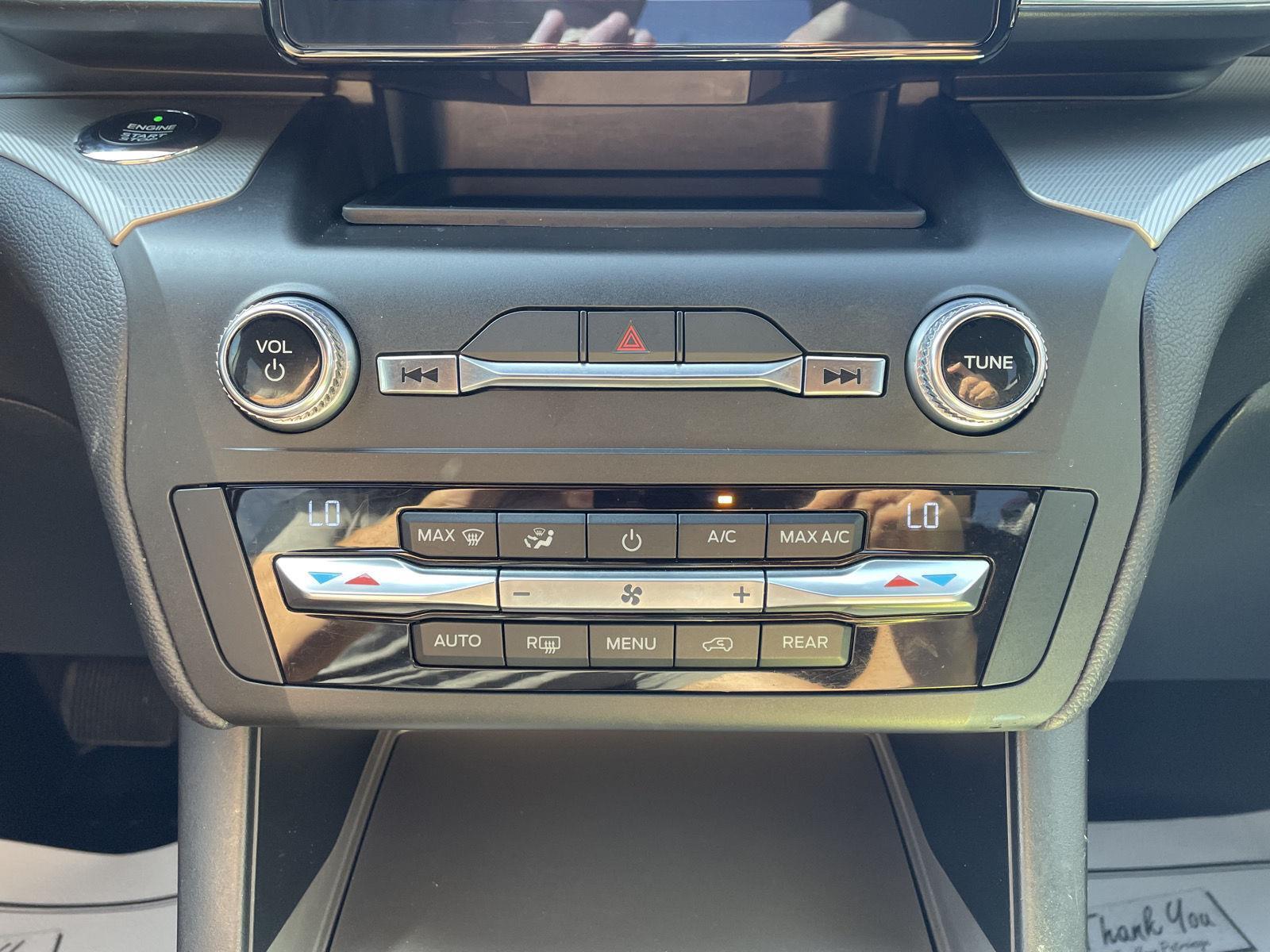 Vehicle photo 26