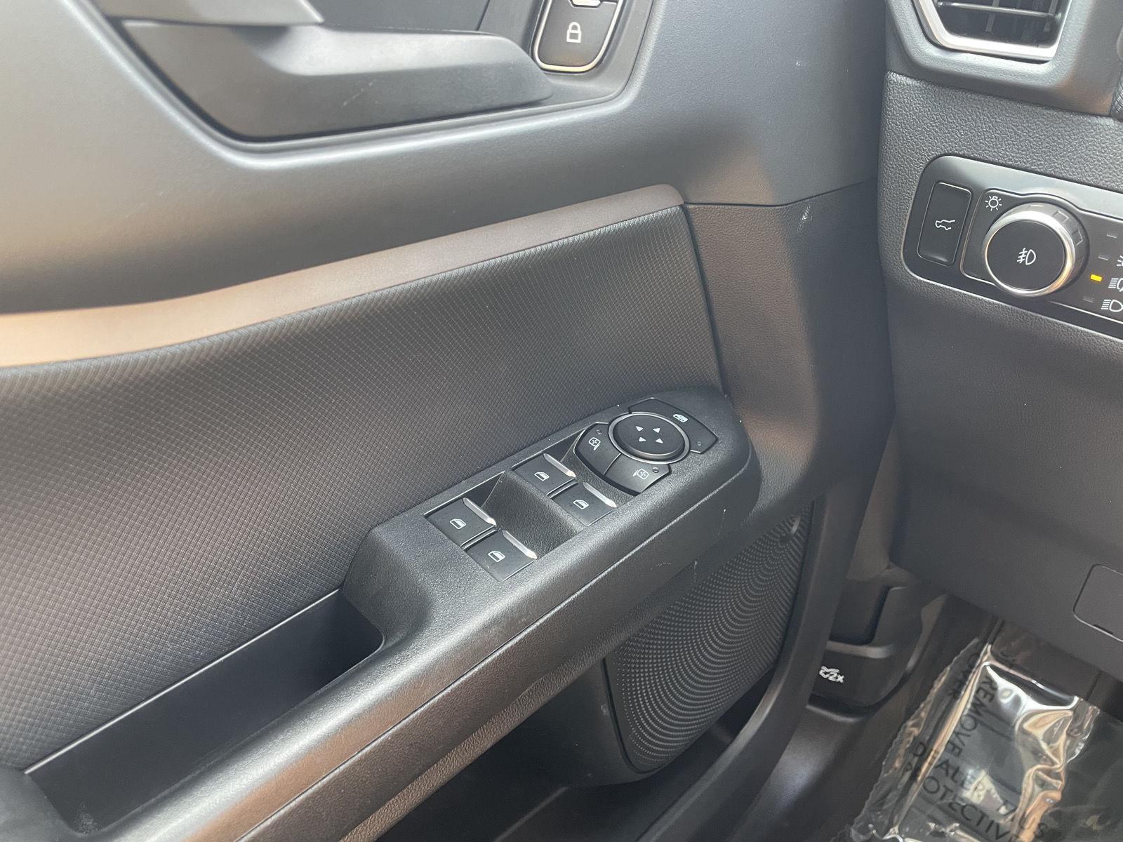 Vehicle photo 30