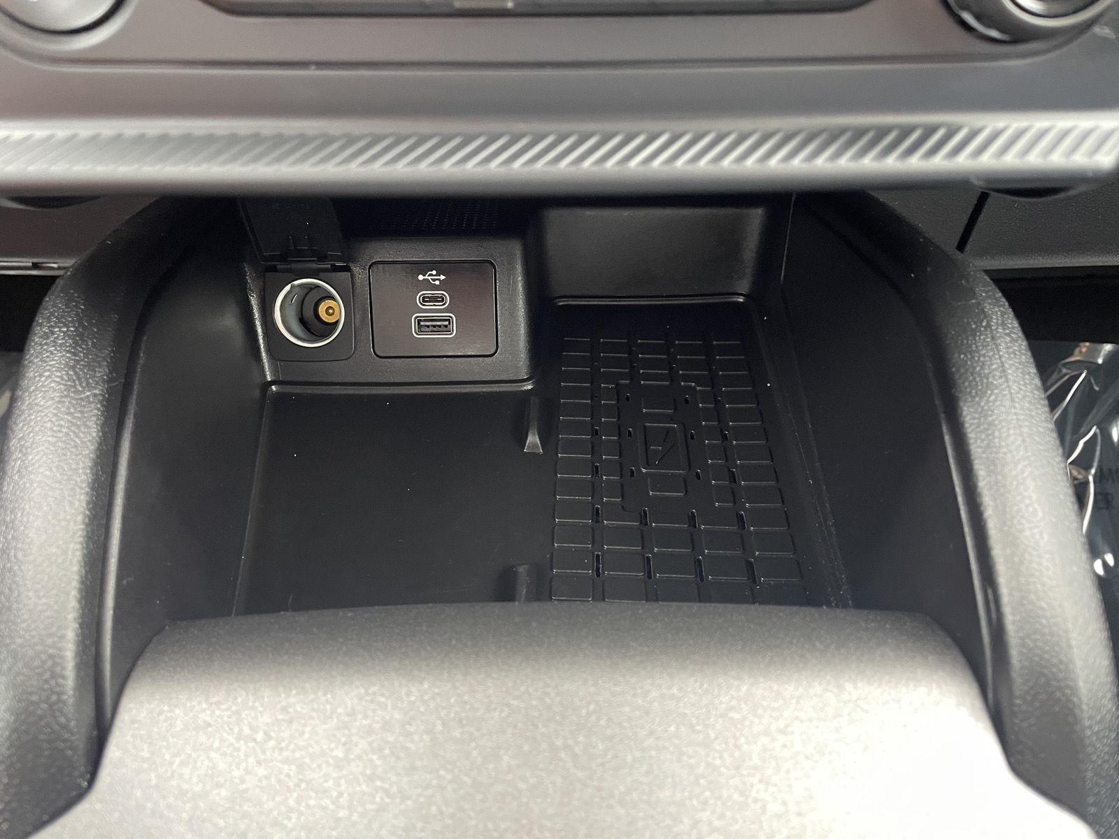Vehicle photo 26