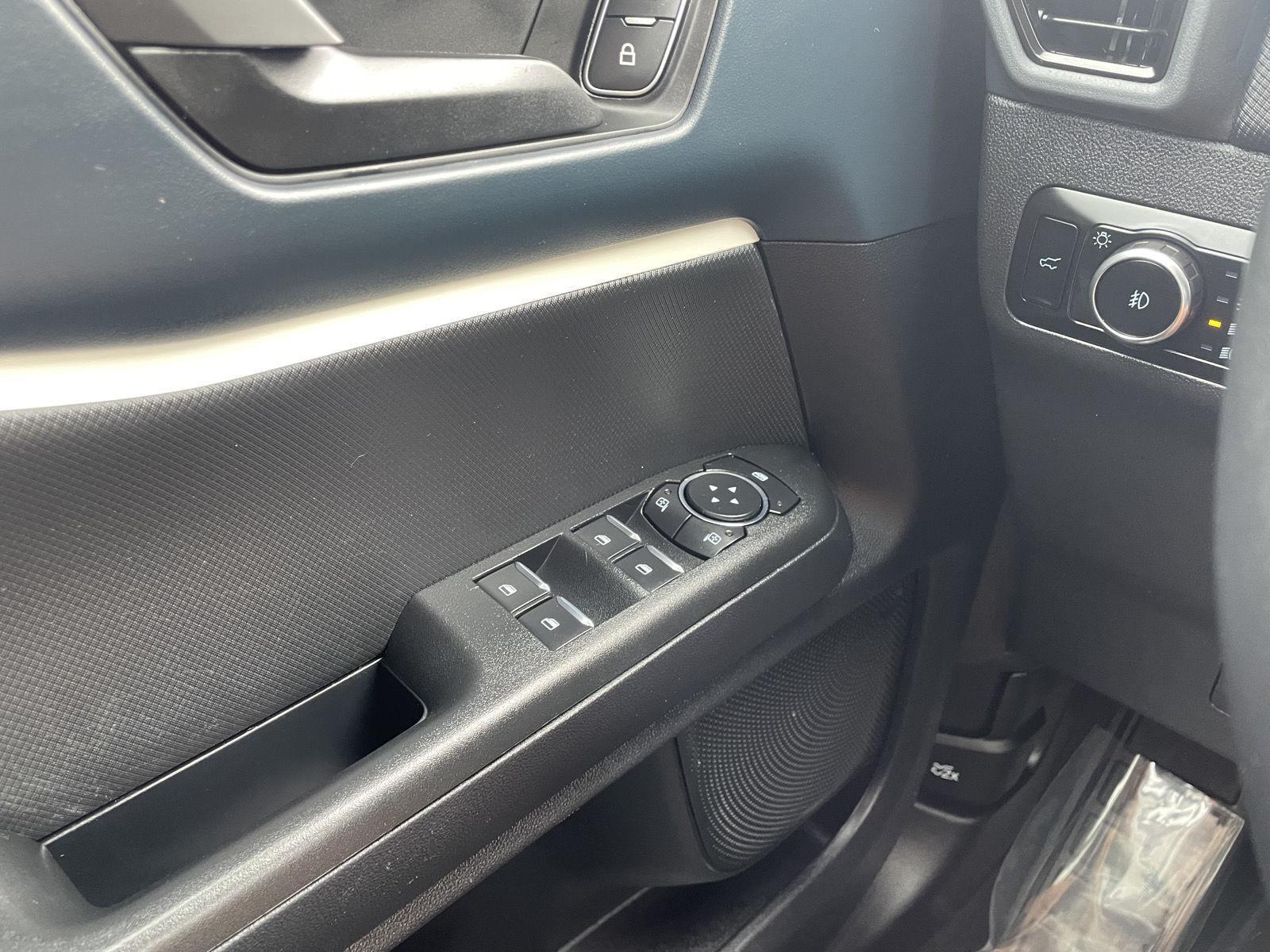 Vehicle photo 27
