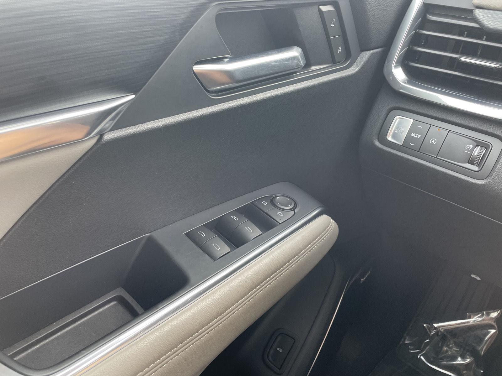 Vehicle photo 32