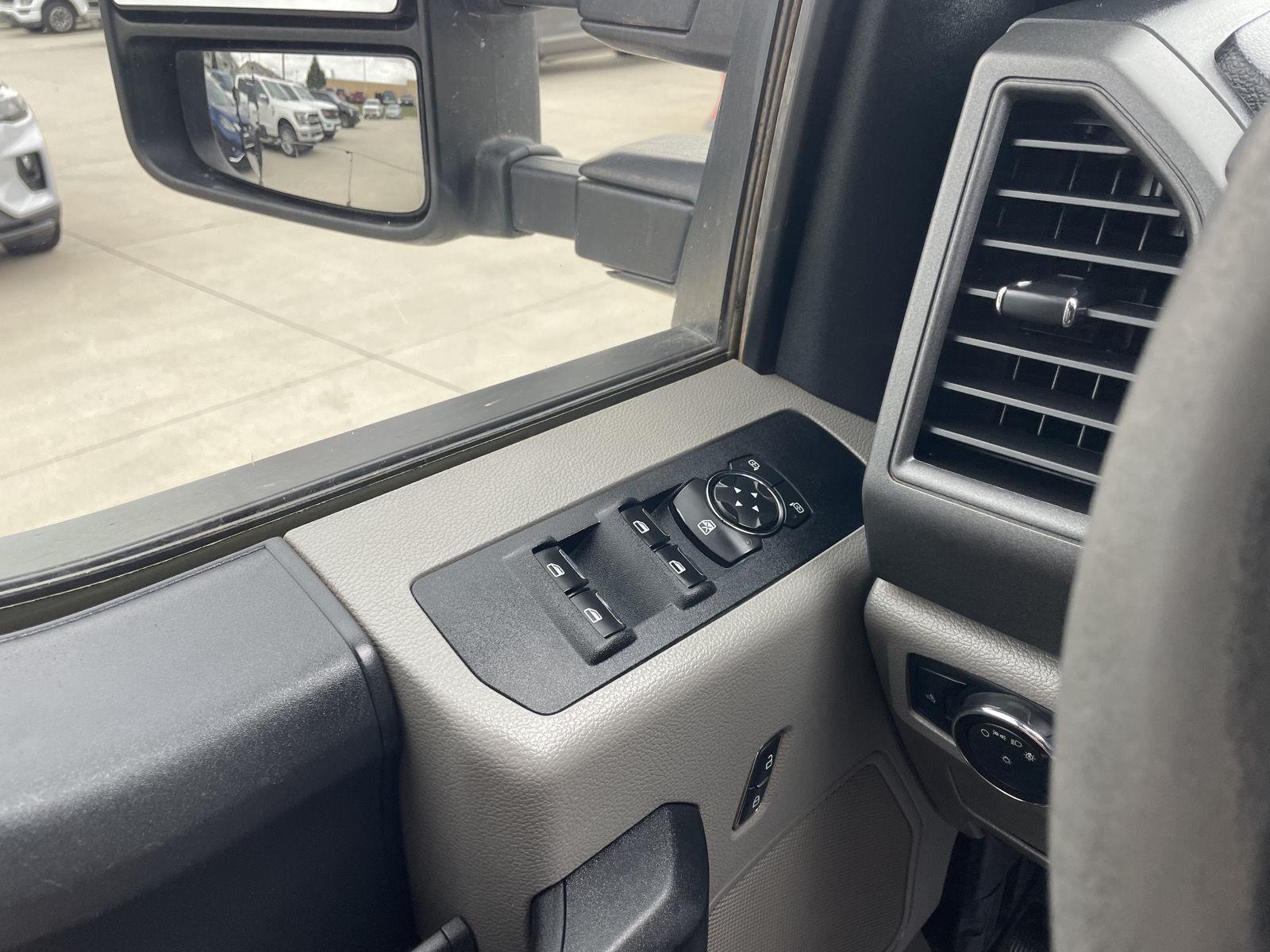 Vehicle photo 29