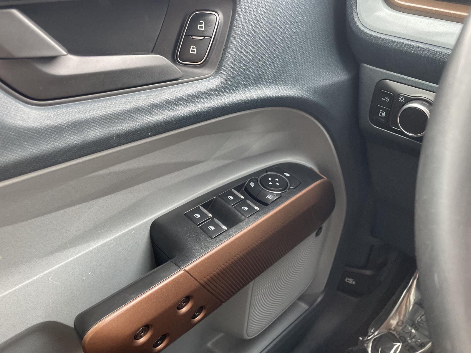 Vehicle photo 30