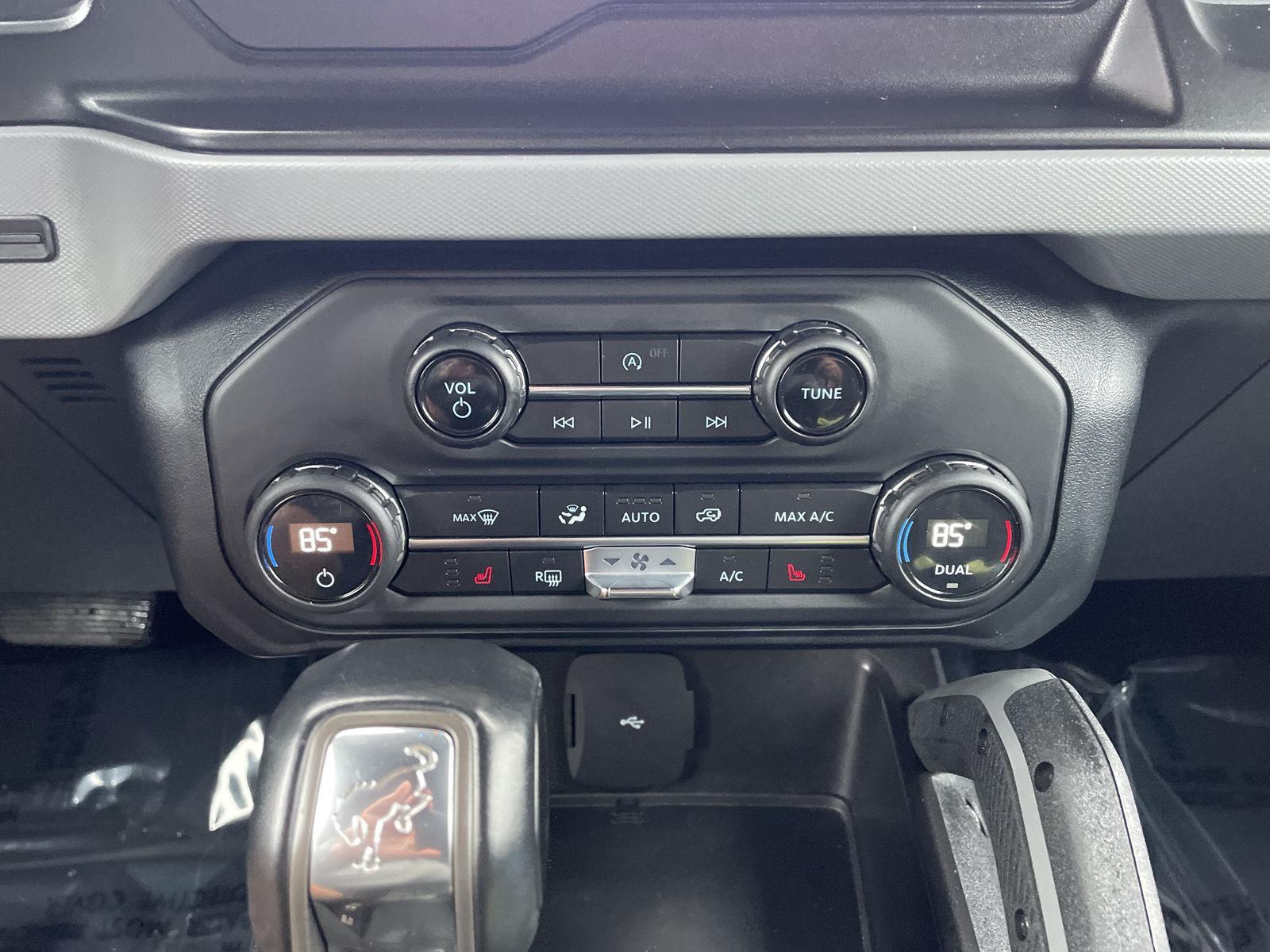 Vehicle photo 25