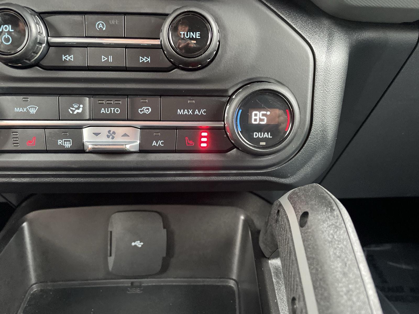 Vehicle photo 26