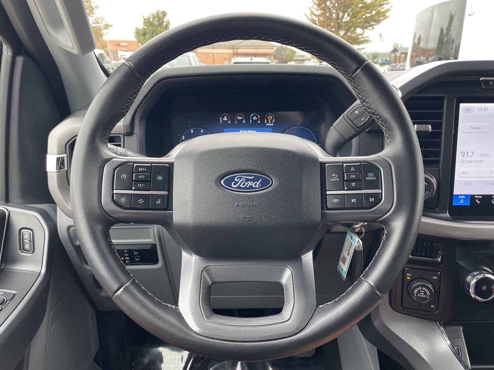 Vehicle photo 12