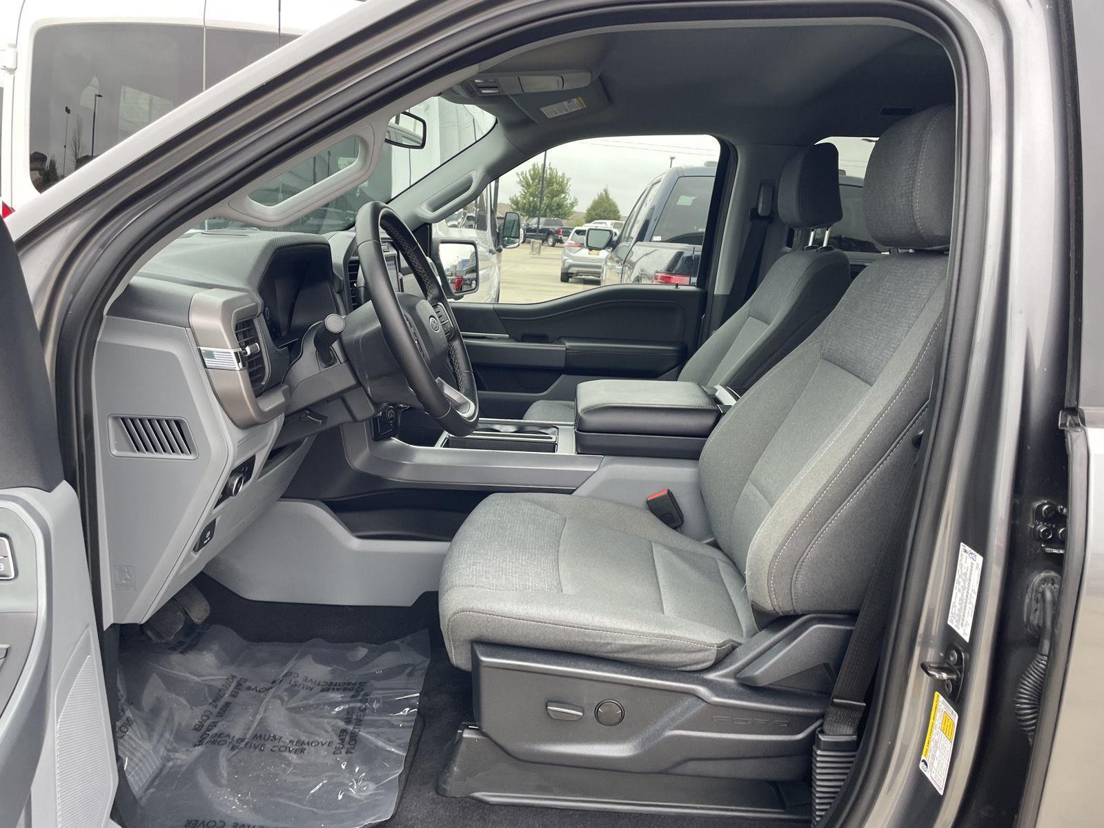 Vehicle photo 17