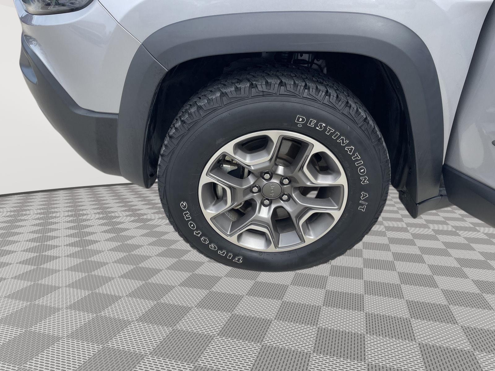 Vehicle photo 10