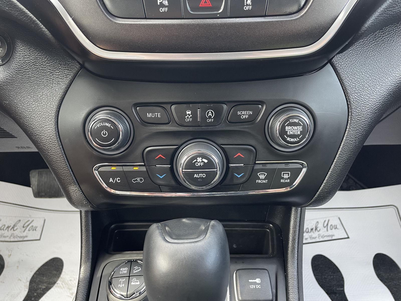Vehicle photo 25