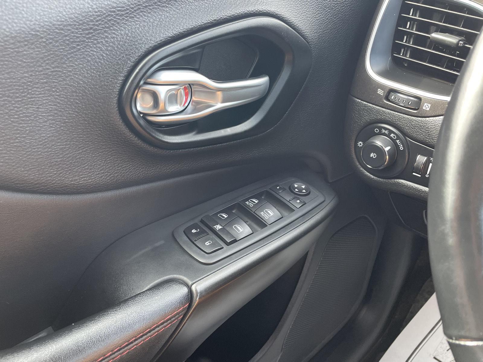 Vehicle photo 28