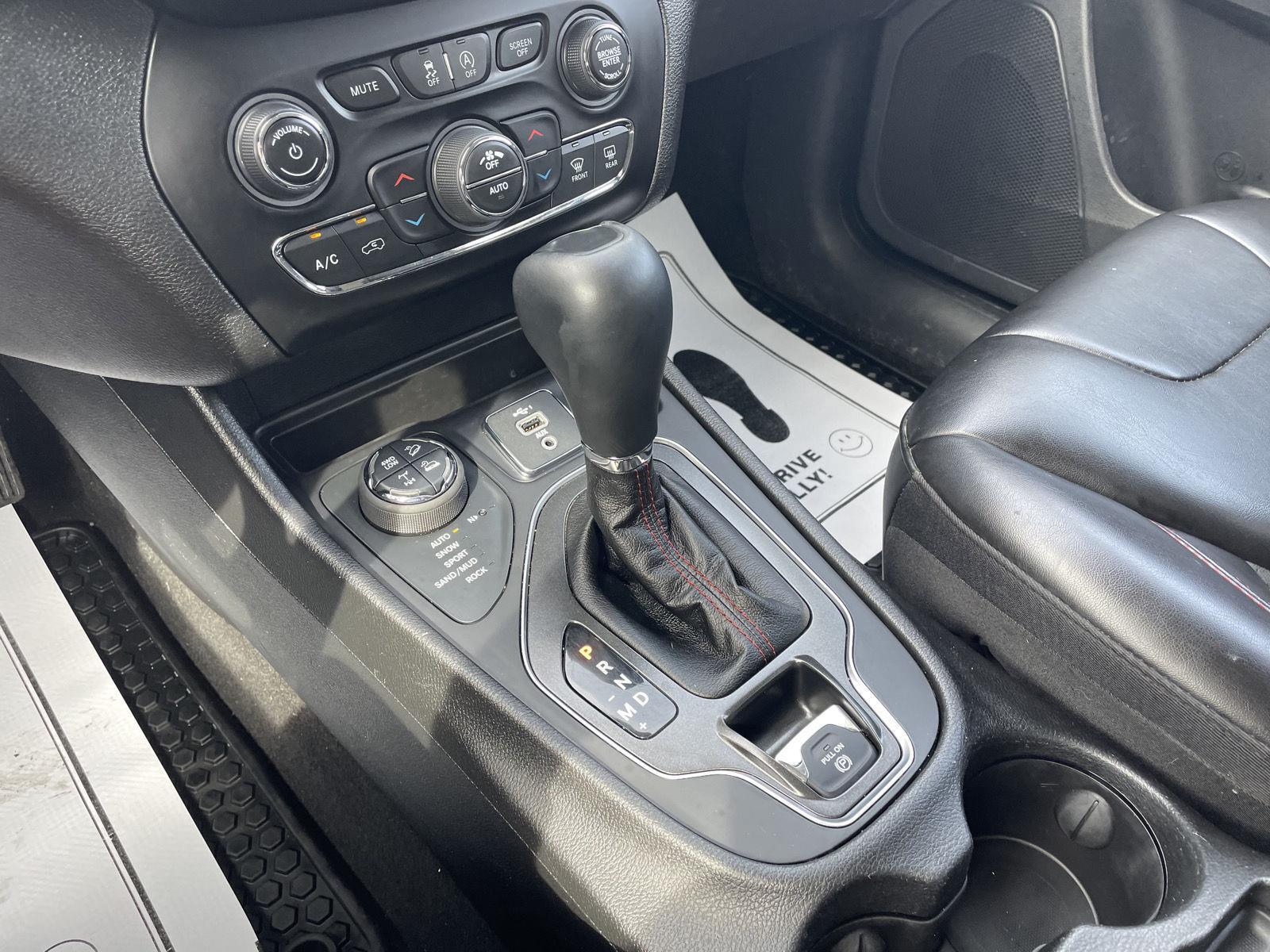 Vehicle photo 29