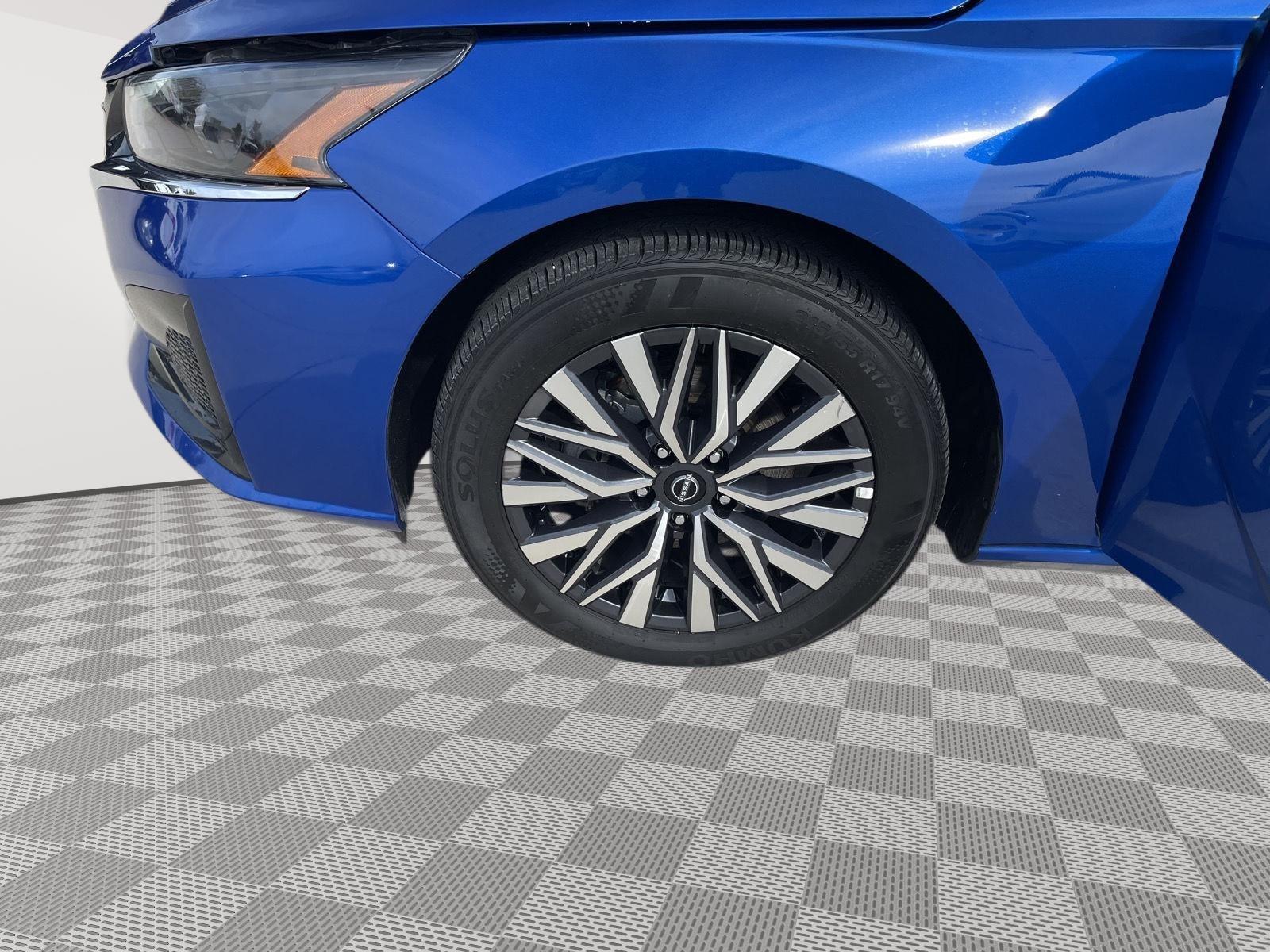 Vehicle photo 10