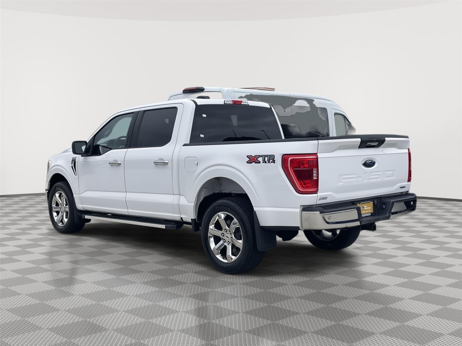 Vehicle photo 9