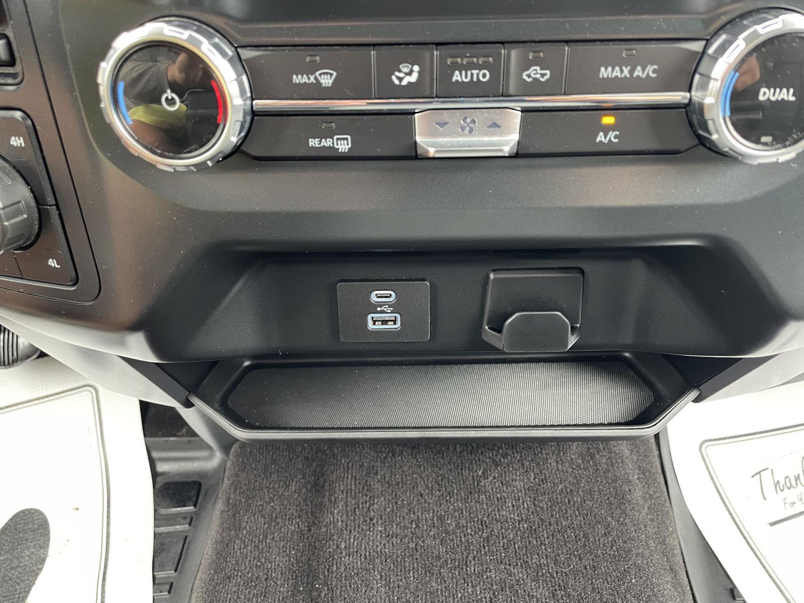 Vehicle photo 26
