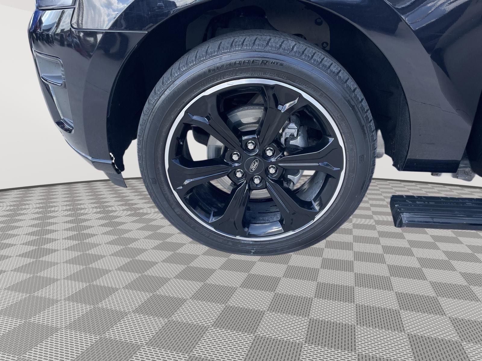Vehicle photo 10