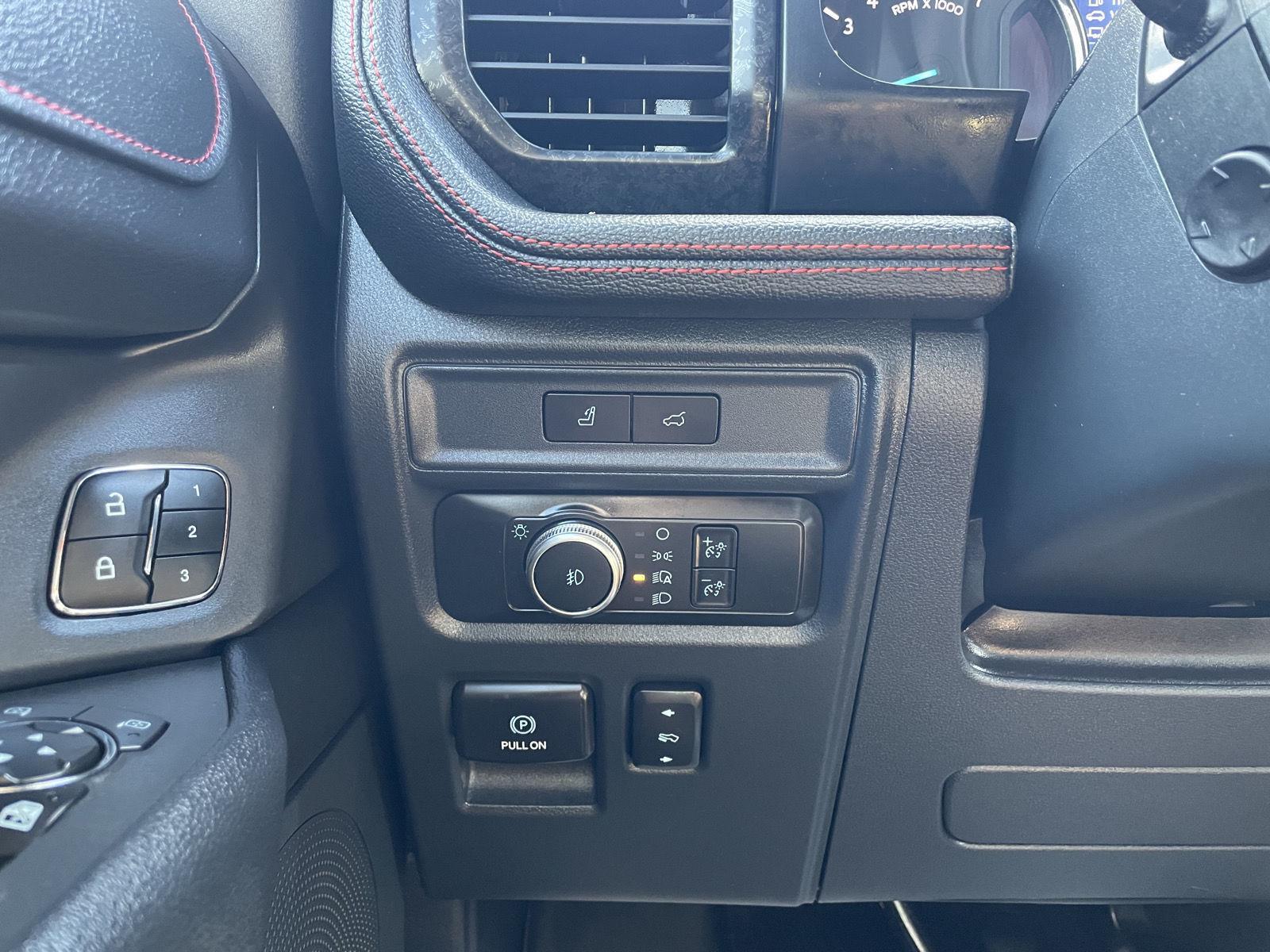 Vehicle photo 14