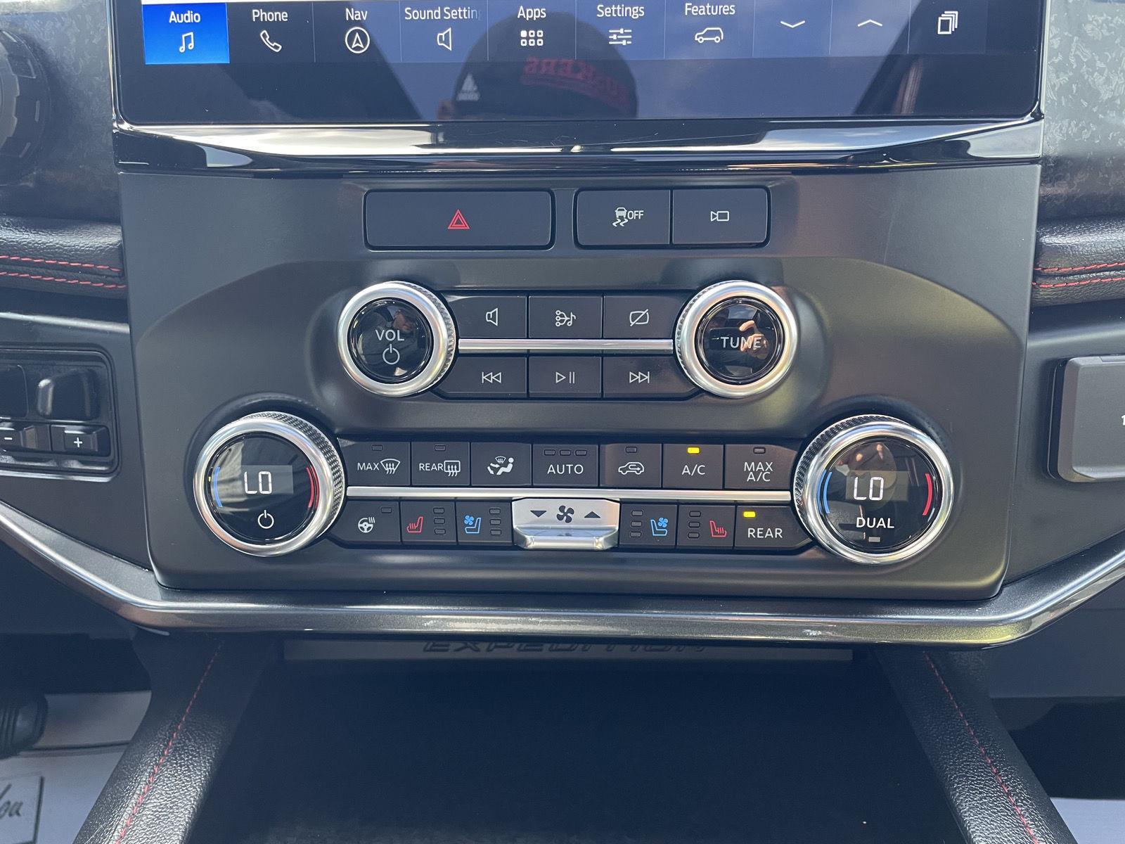 Vehicle photo 29