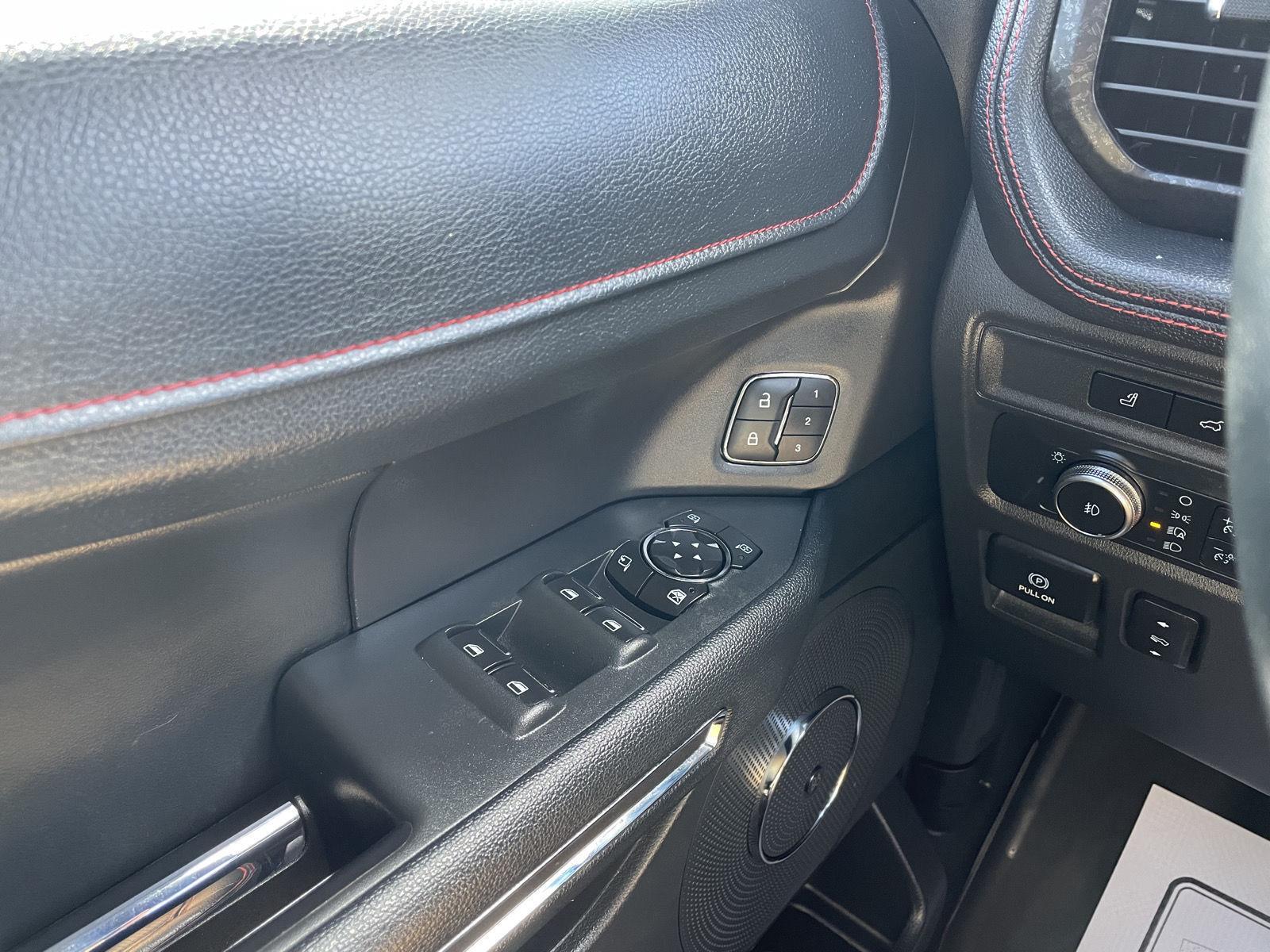 Vehicle photo 34