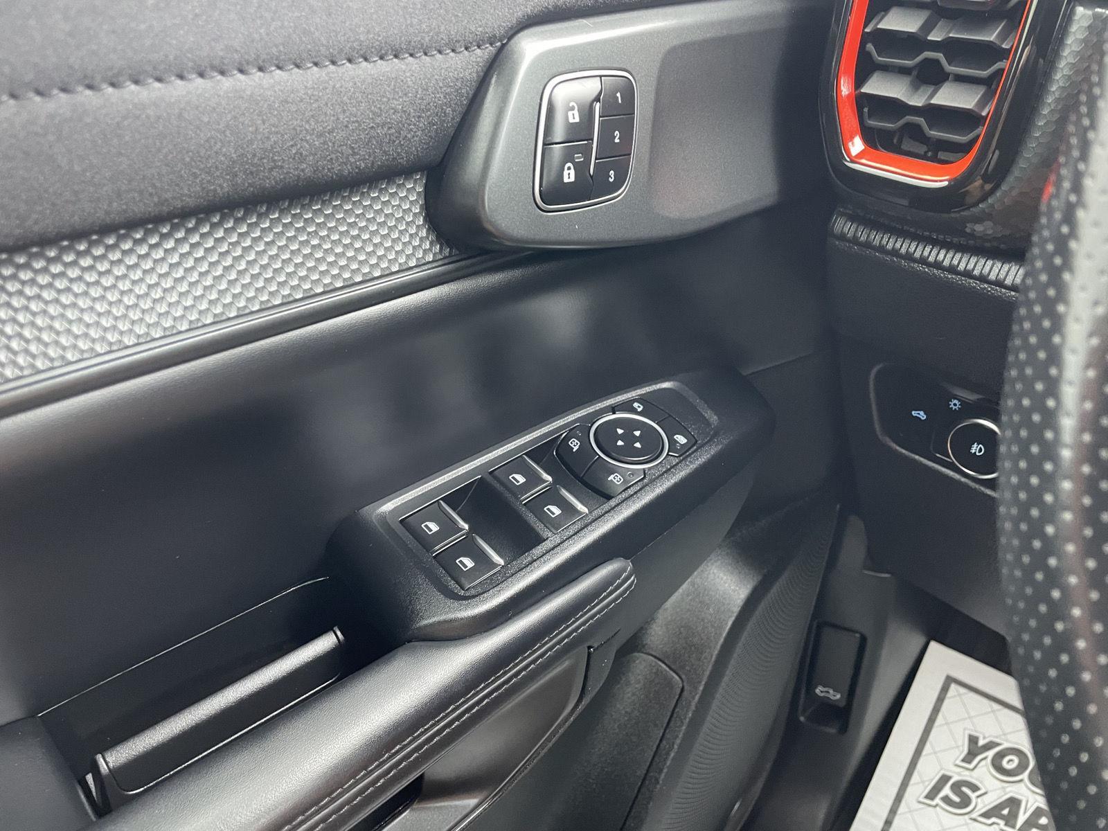 Vehicle photo 30