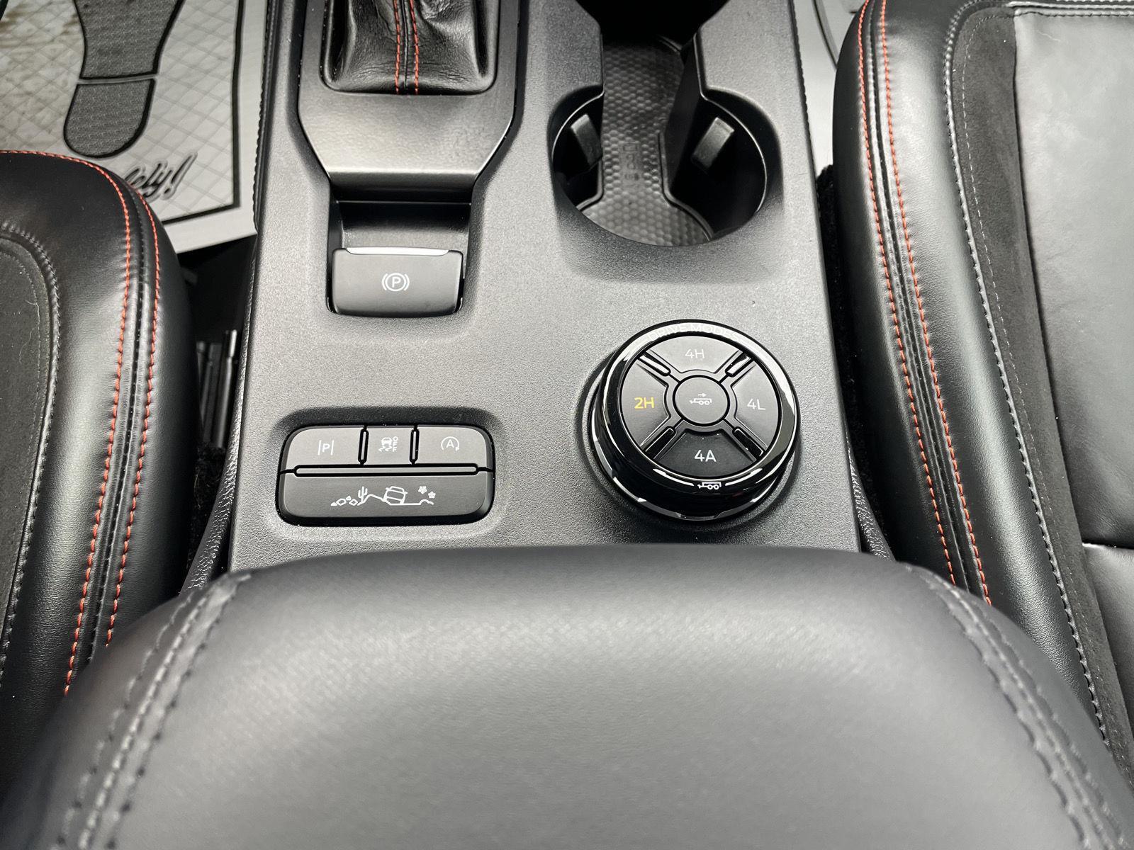 Vehicle photo 32