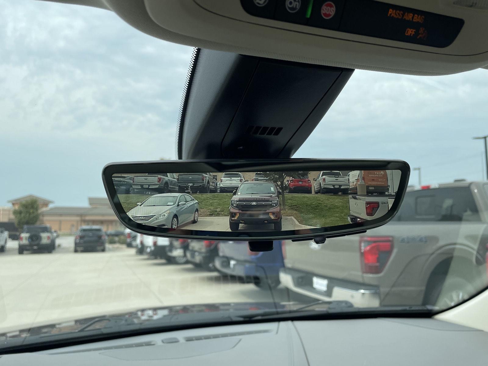Vehicle photo 25
