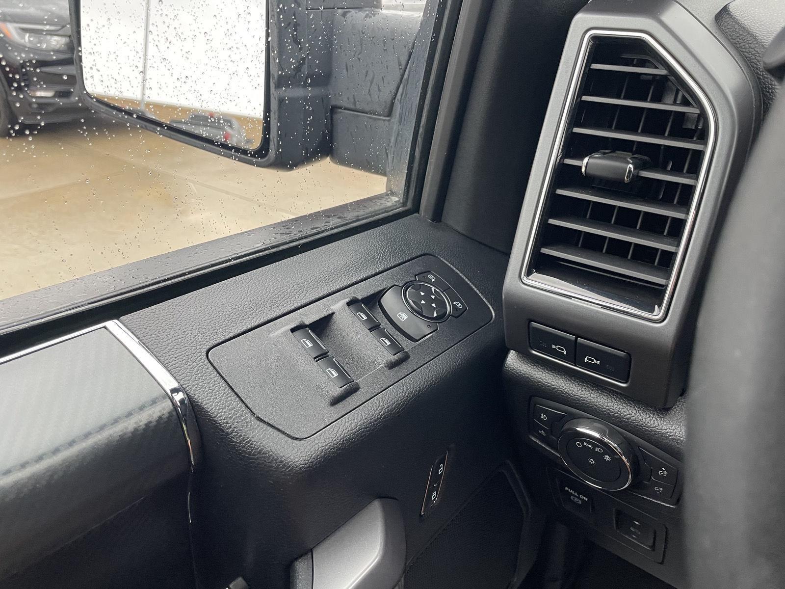 Vehicle photo 30