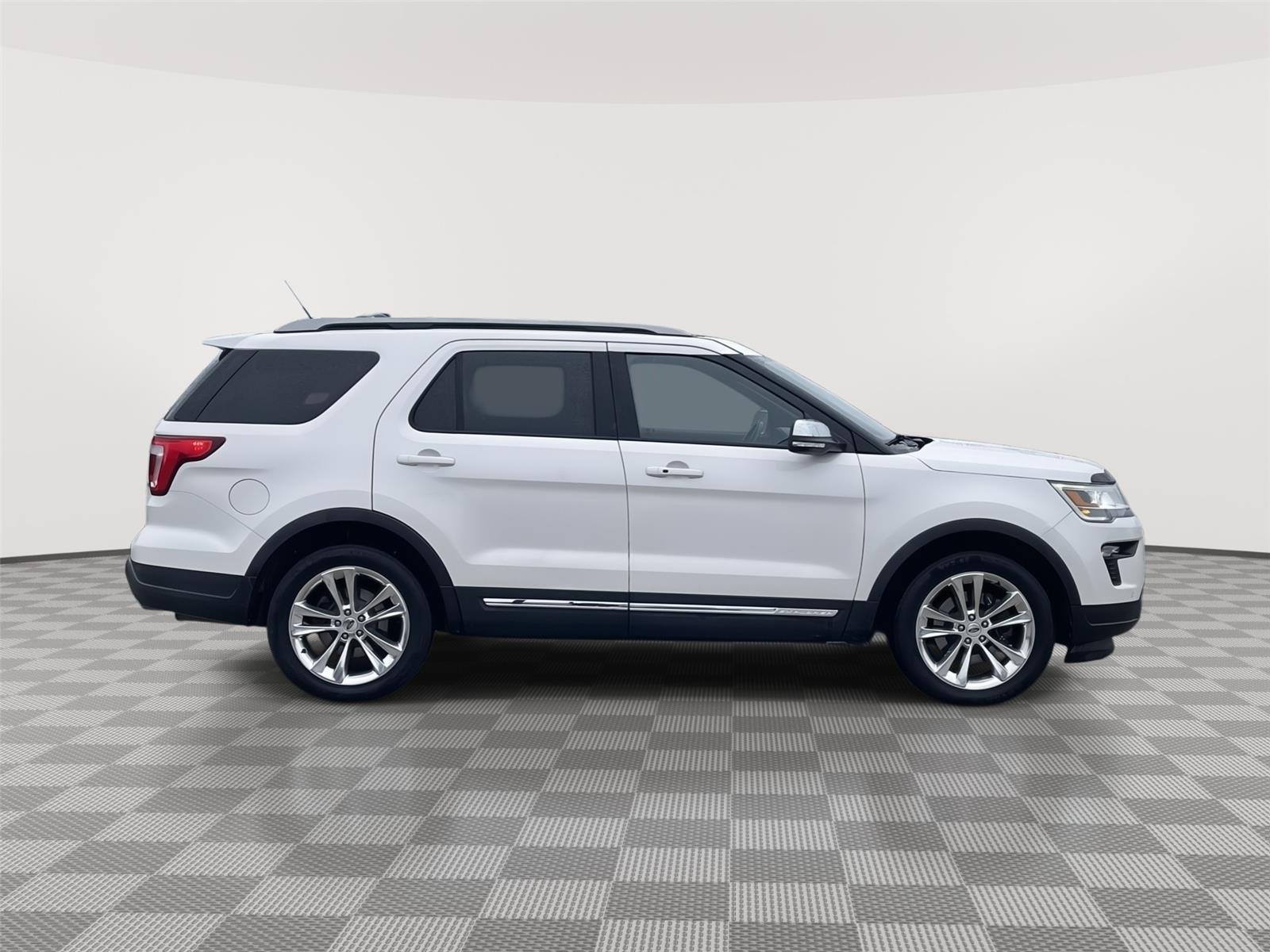 Vehicle photo 6