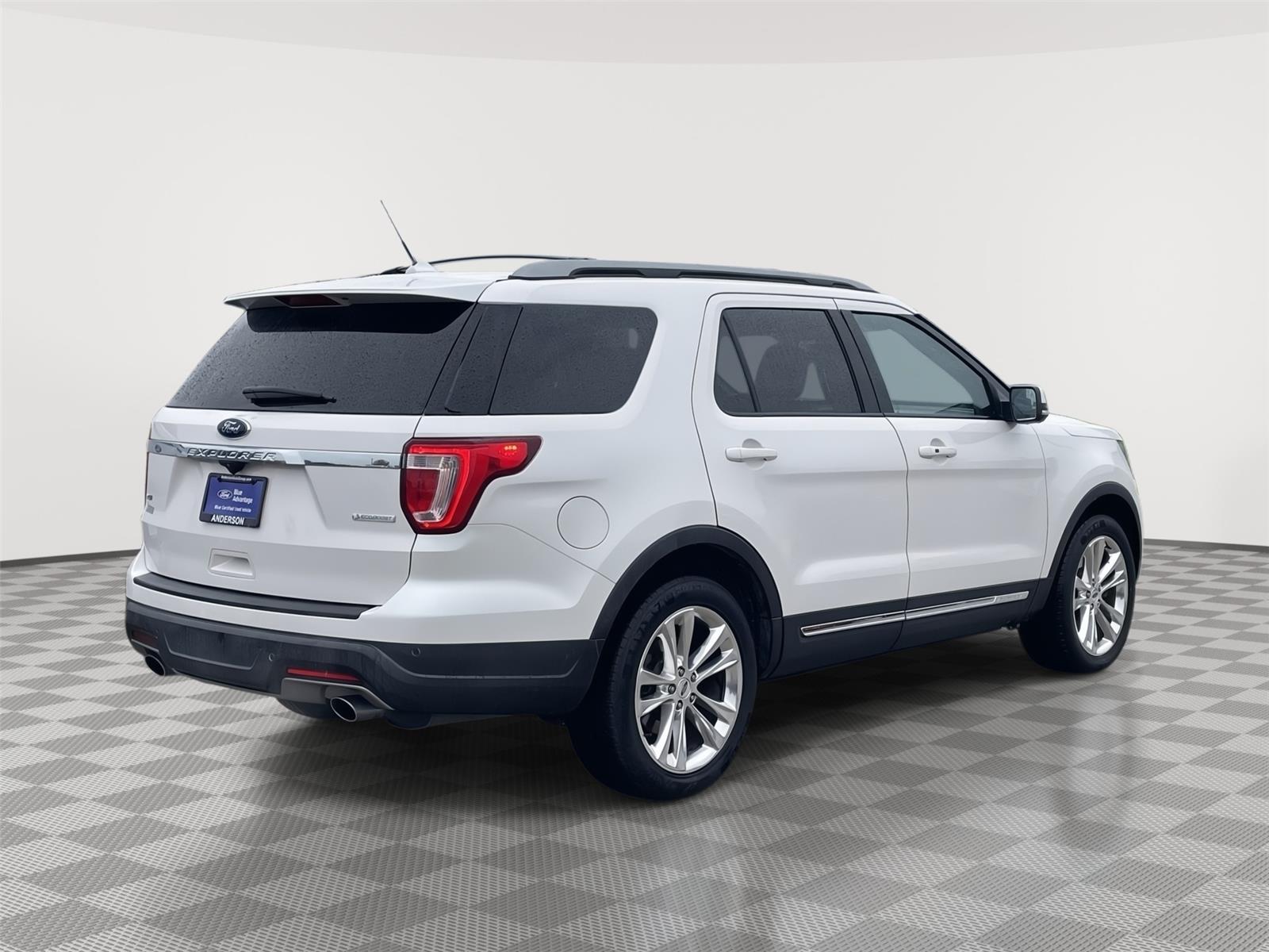 Vehicle photo 7