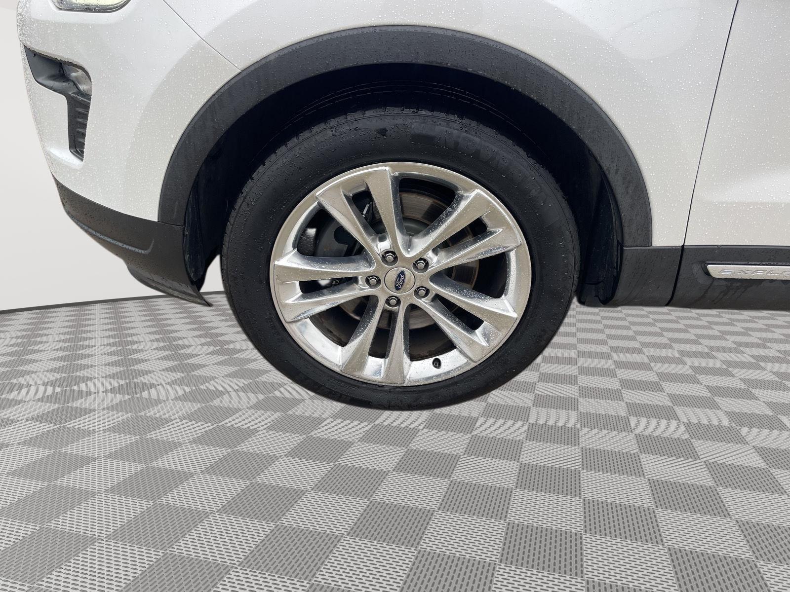 Vehicle photo 10