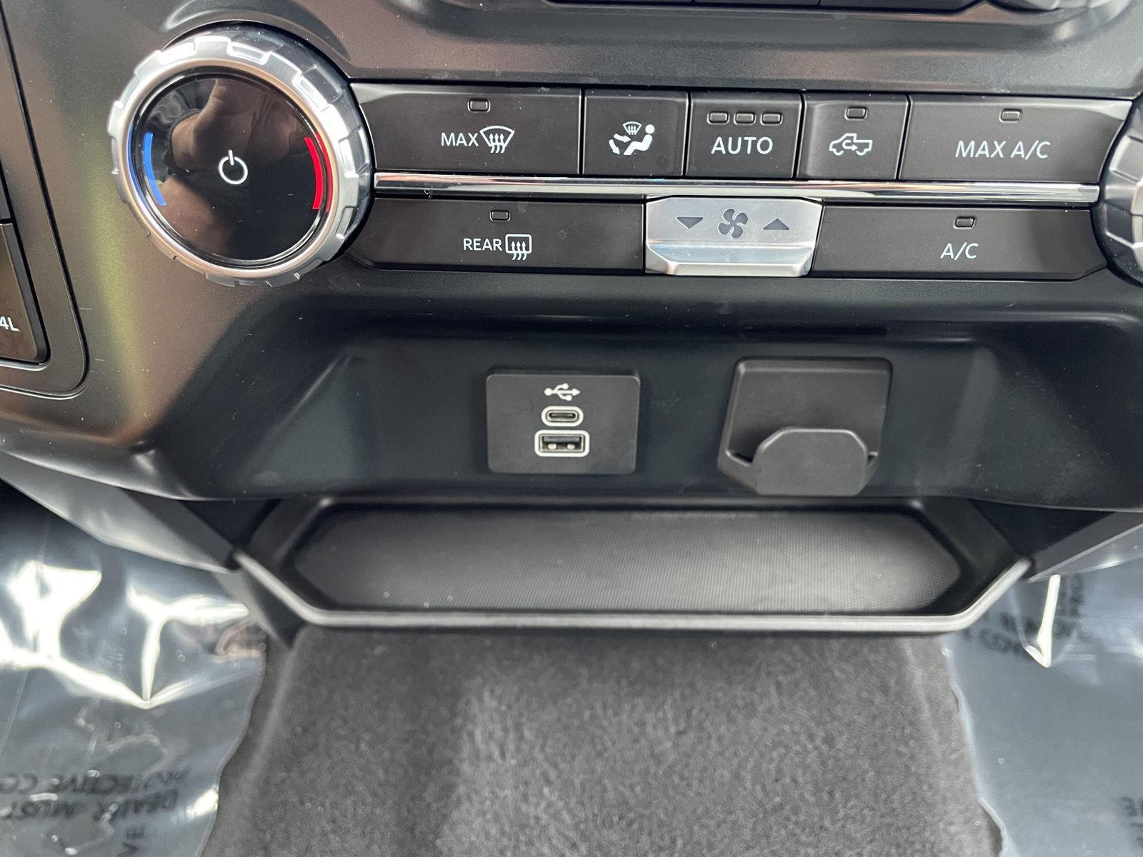 Vehicle photo 25