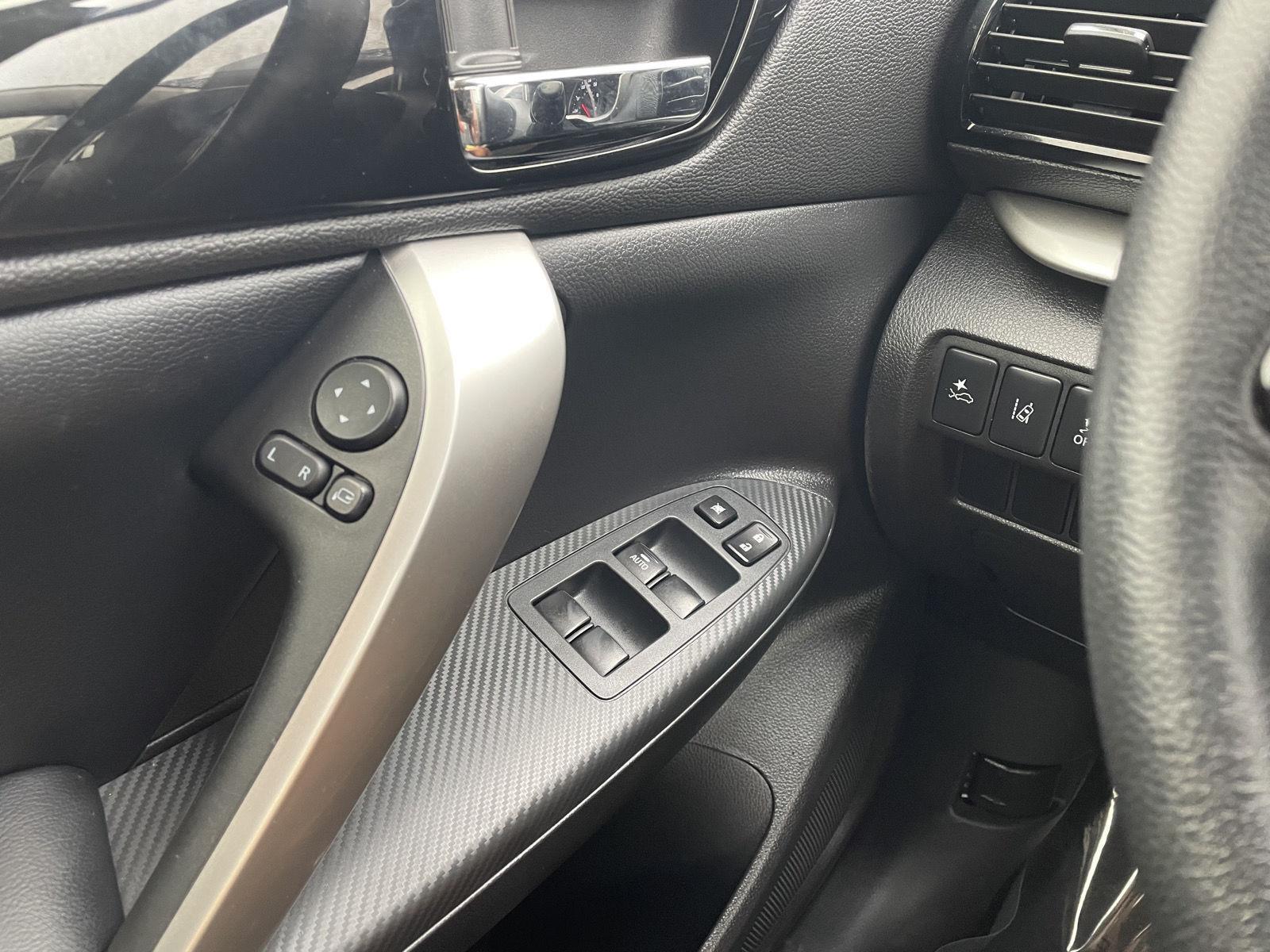 Vehicle photo 29