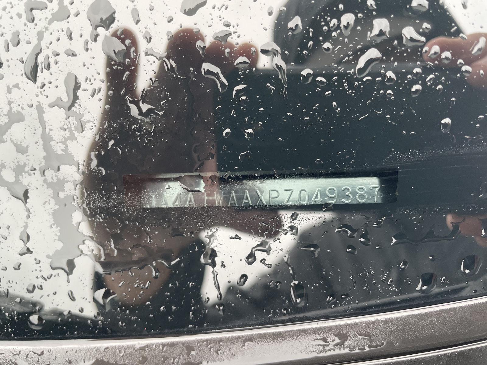 Vehicle photo 33