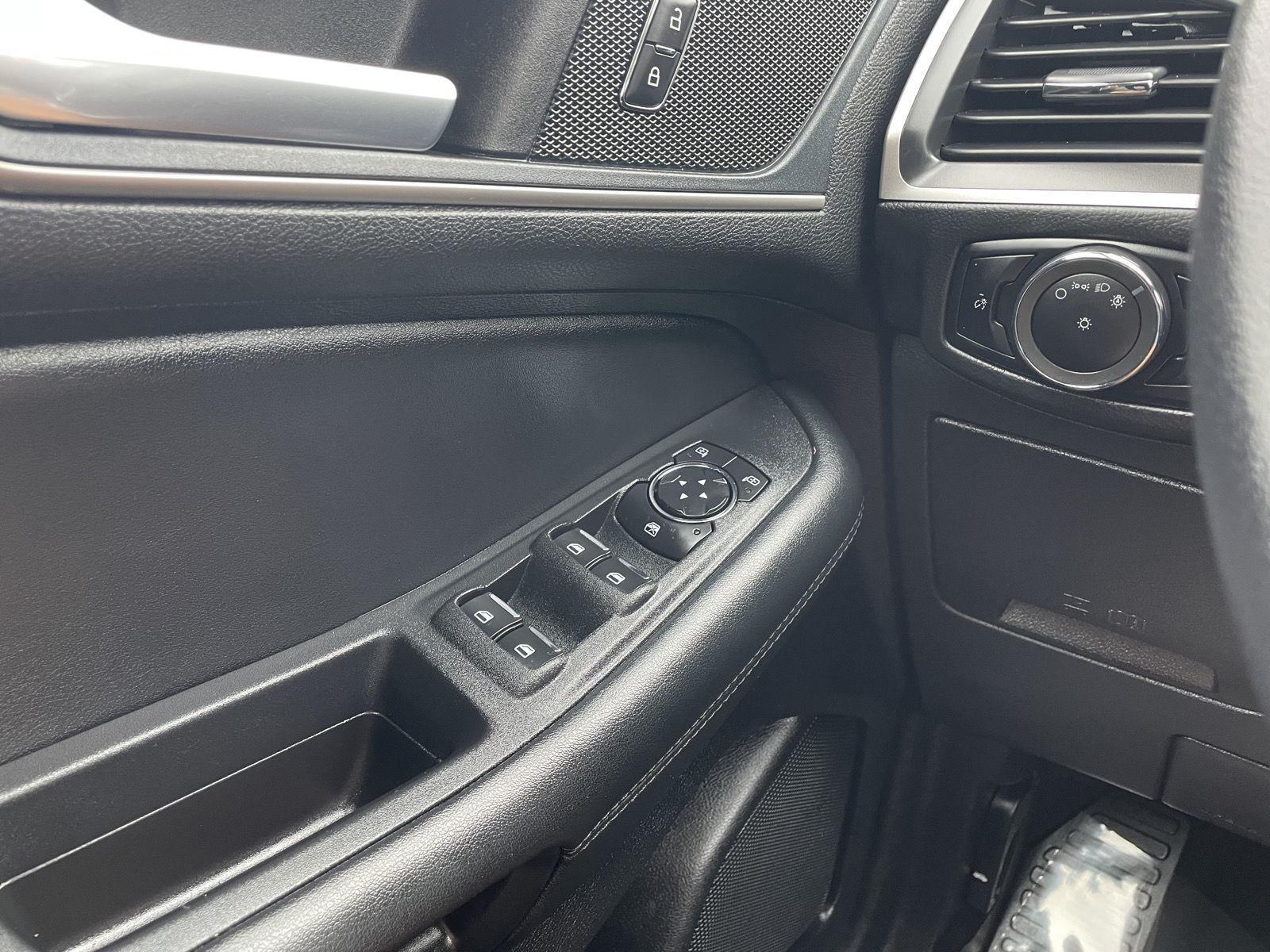 Vehicle photo 28