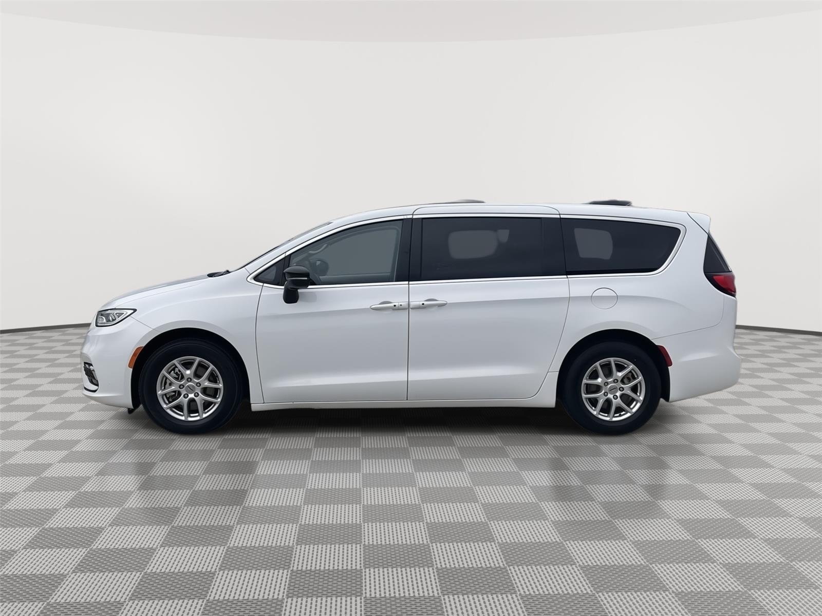 Vehicle photo 2