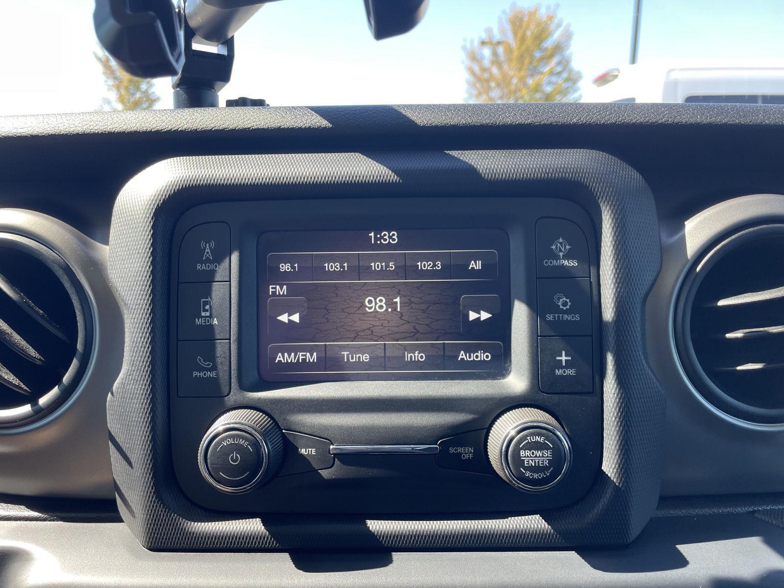Vehicle photo 25