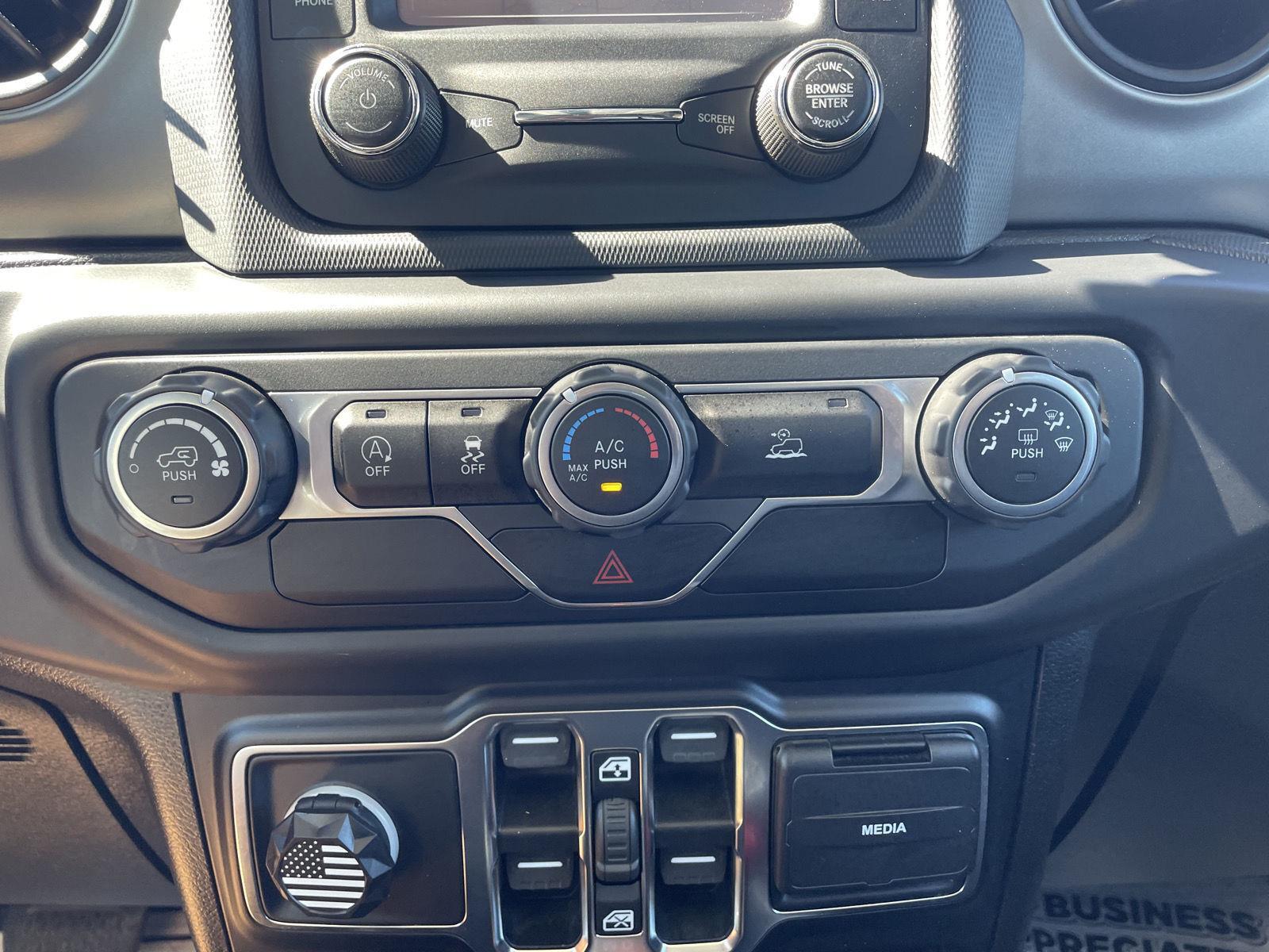 Vehicle photo 26