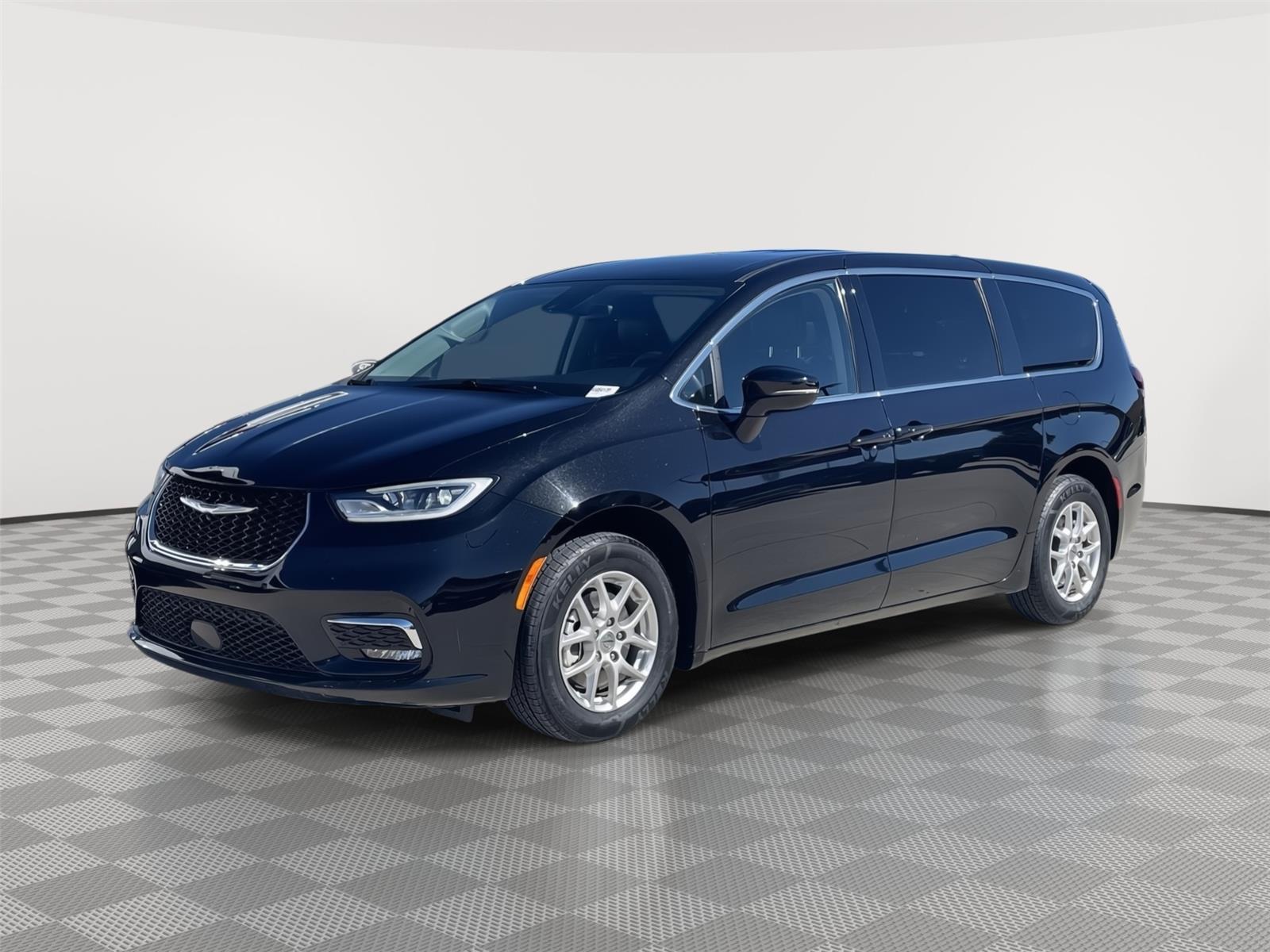 Diamond Black Crystal Pearlcoat 2024 Chrysler Pacifica Minivan Front-Wheel Drive 9-Speed Automatic