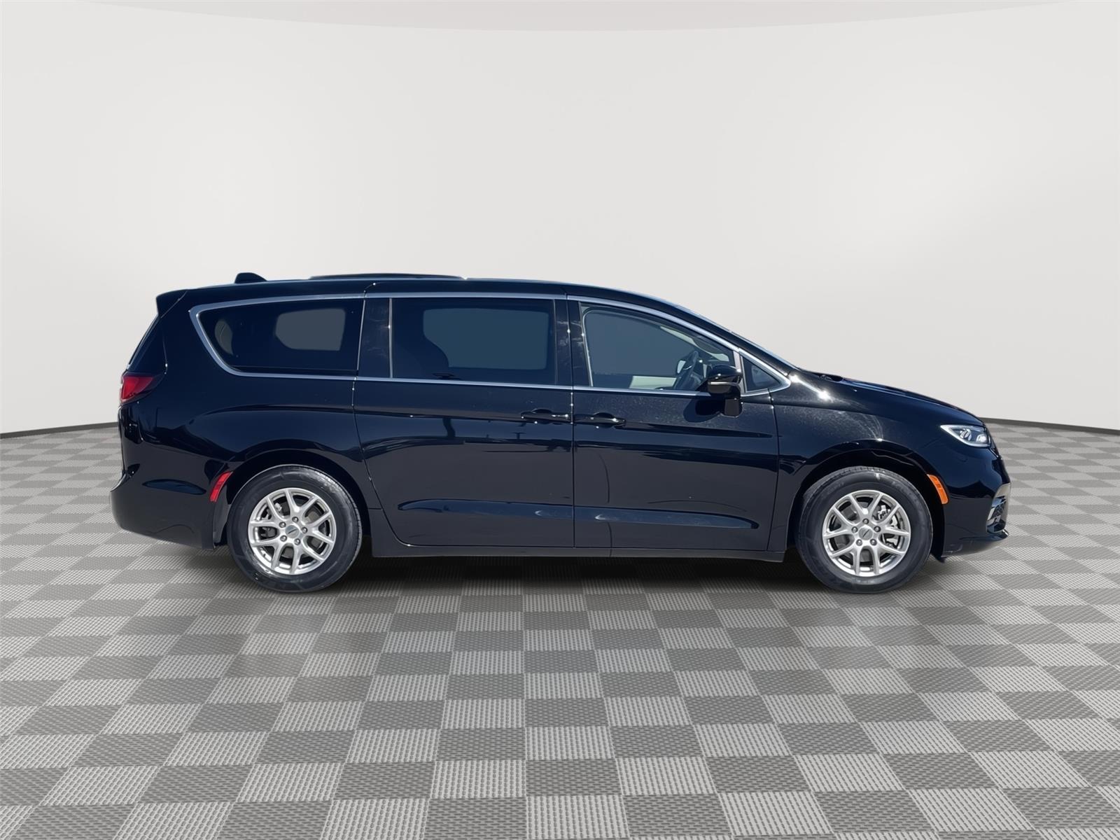 Vehicle photo 6
