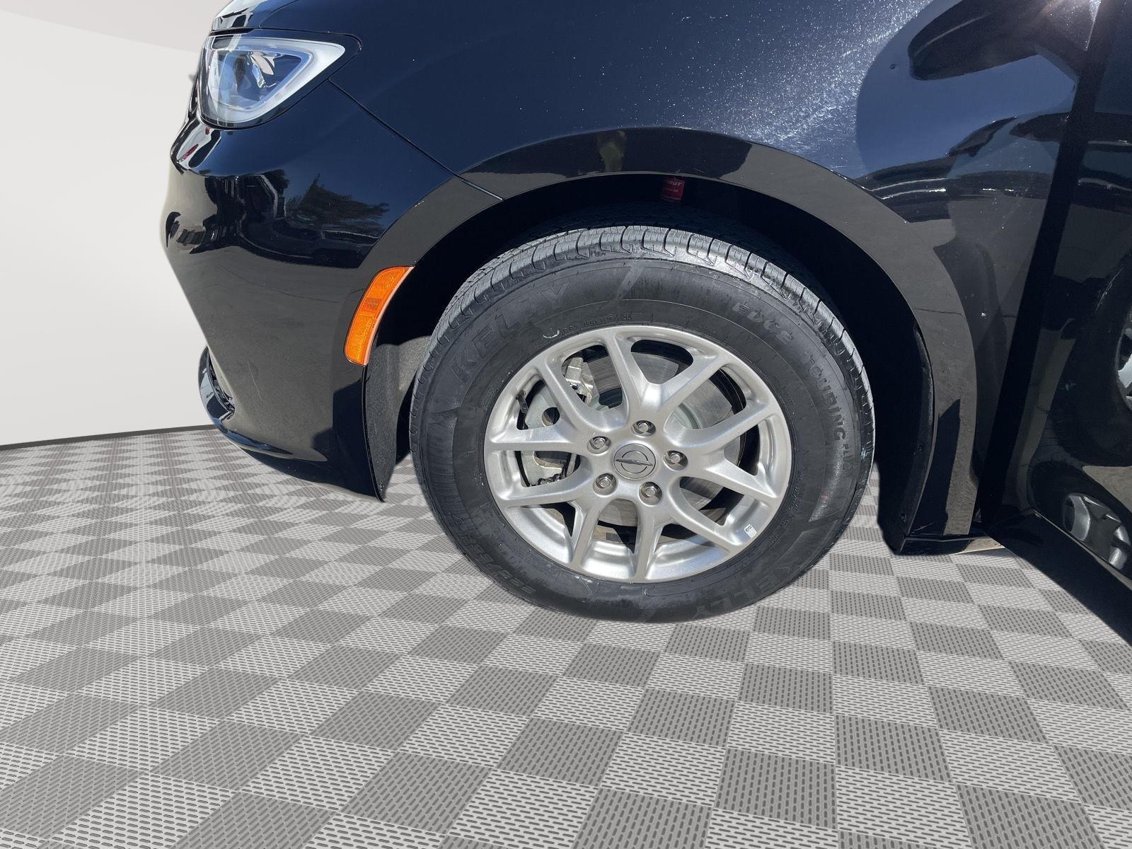 Vehicle photo 10