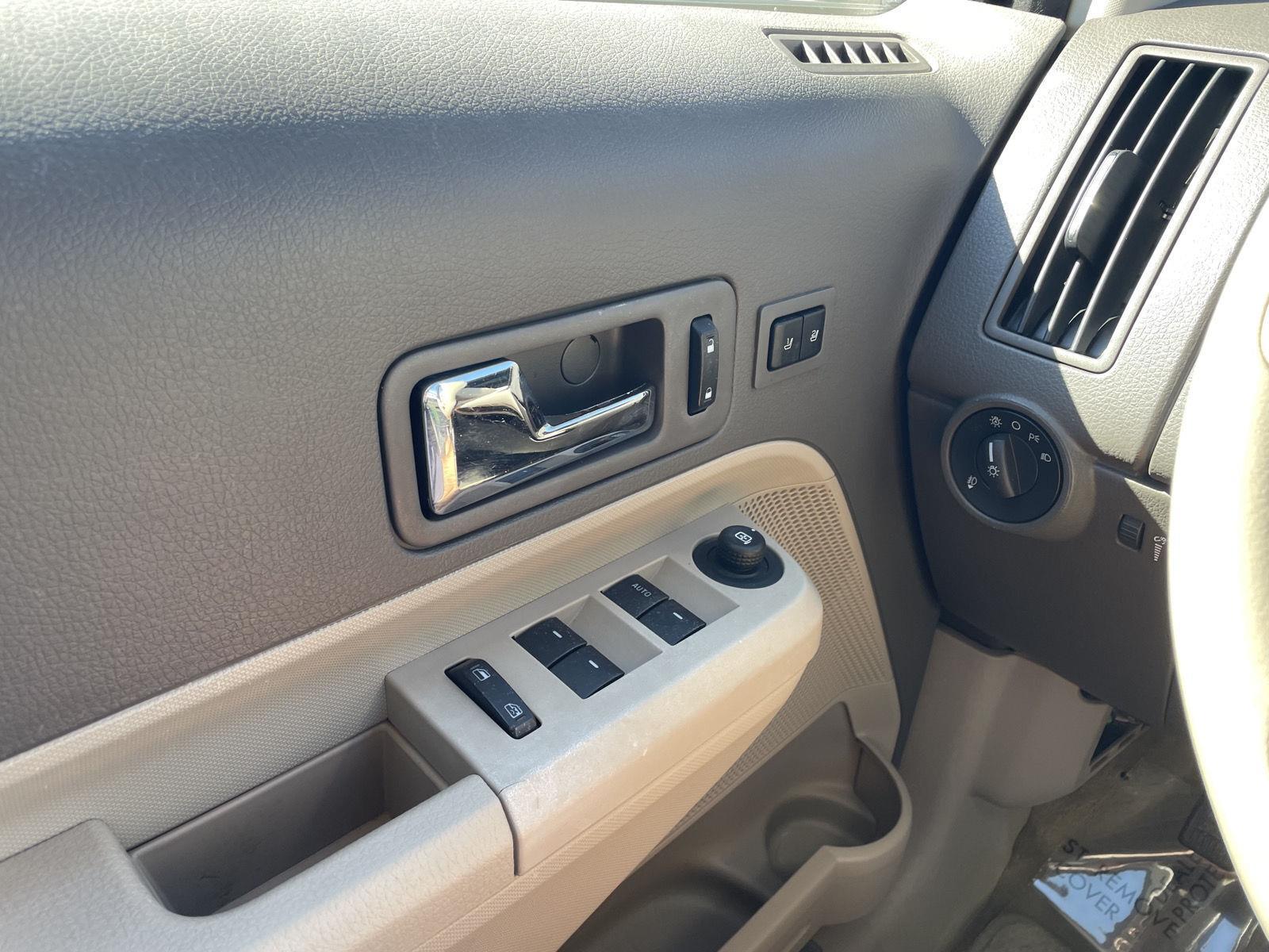 Vehicle photo 26