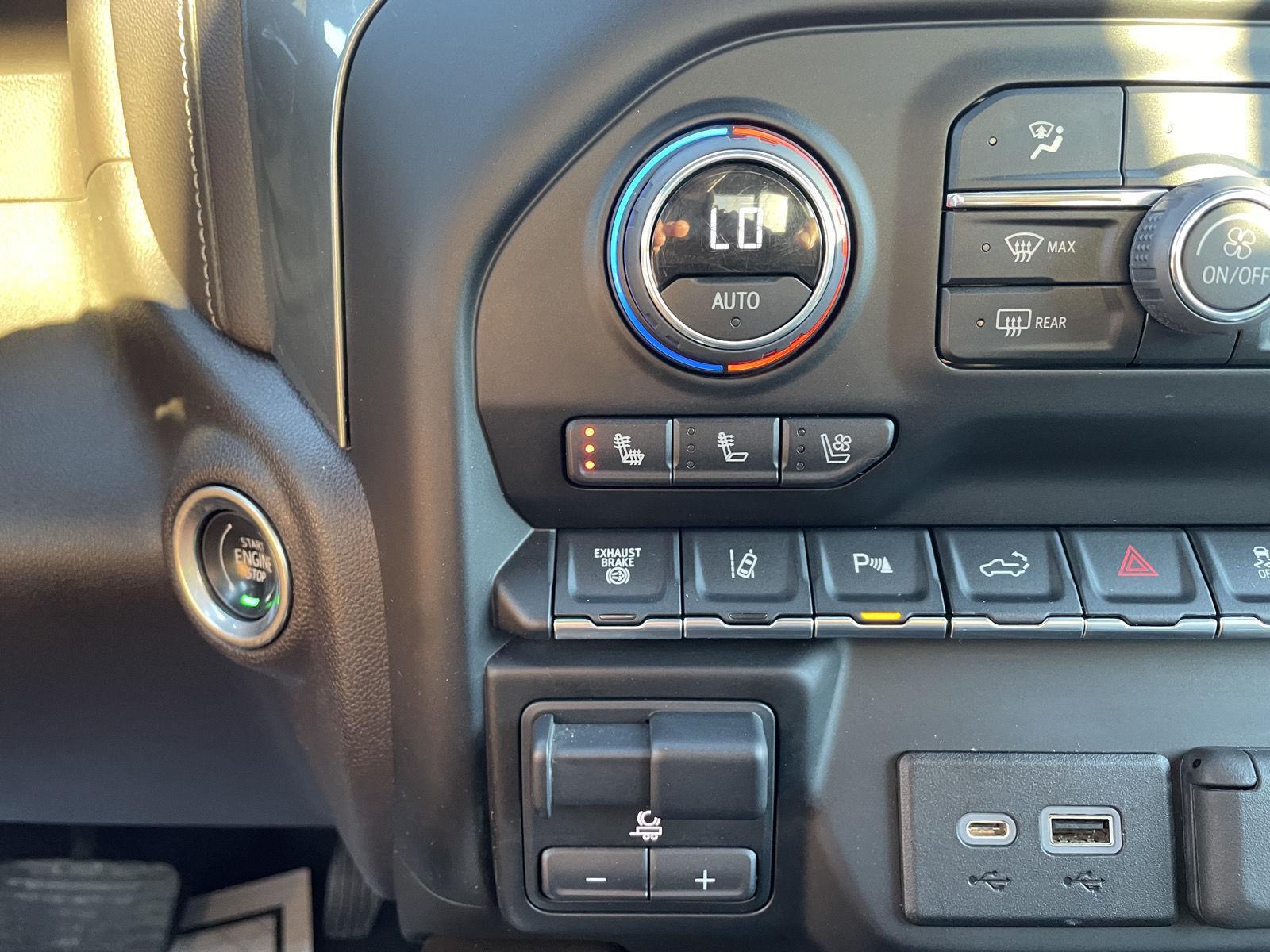 Vehicle photo 30